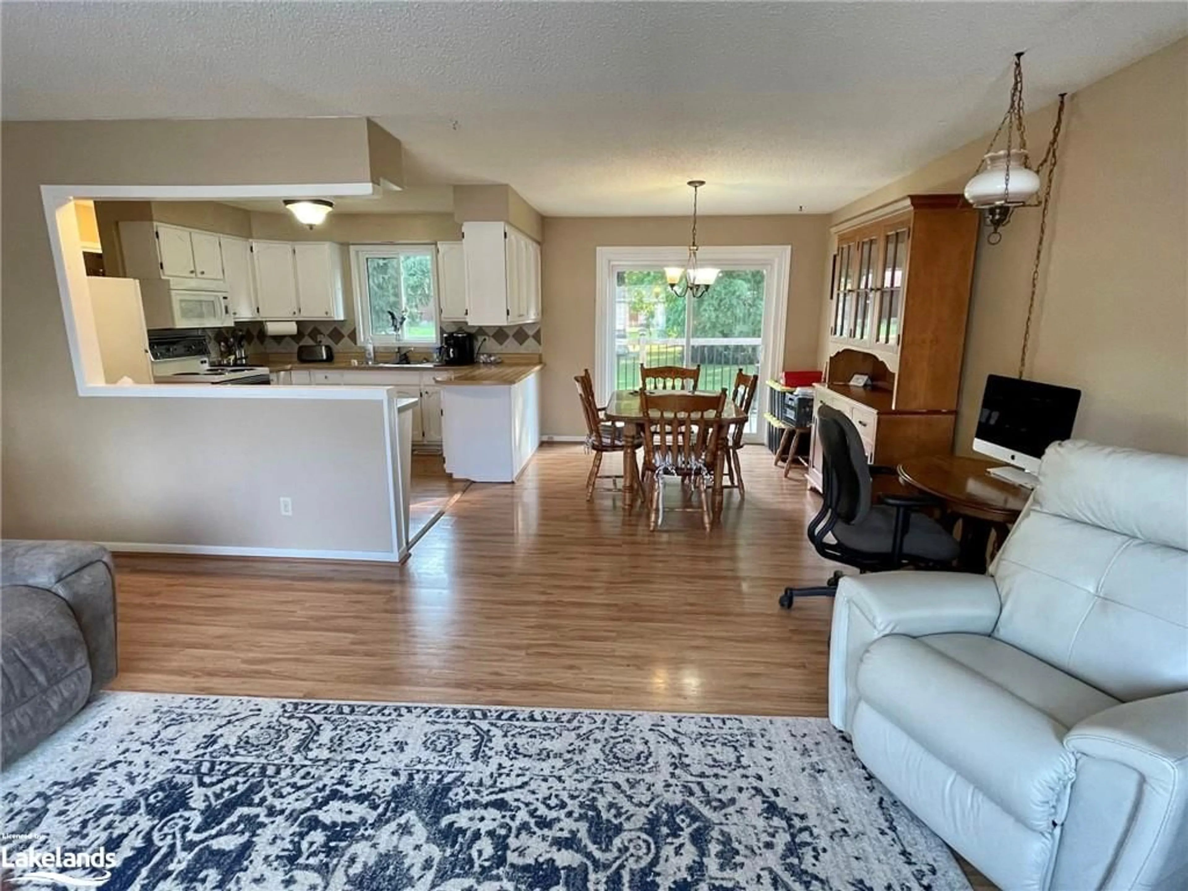 Open concept kitchen for 33 Centennial Heights Crt, Meaford Ontario N4L 1E5
