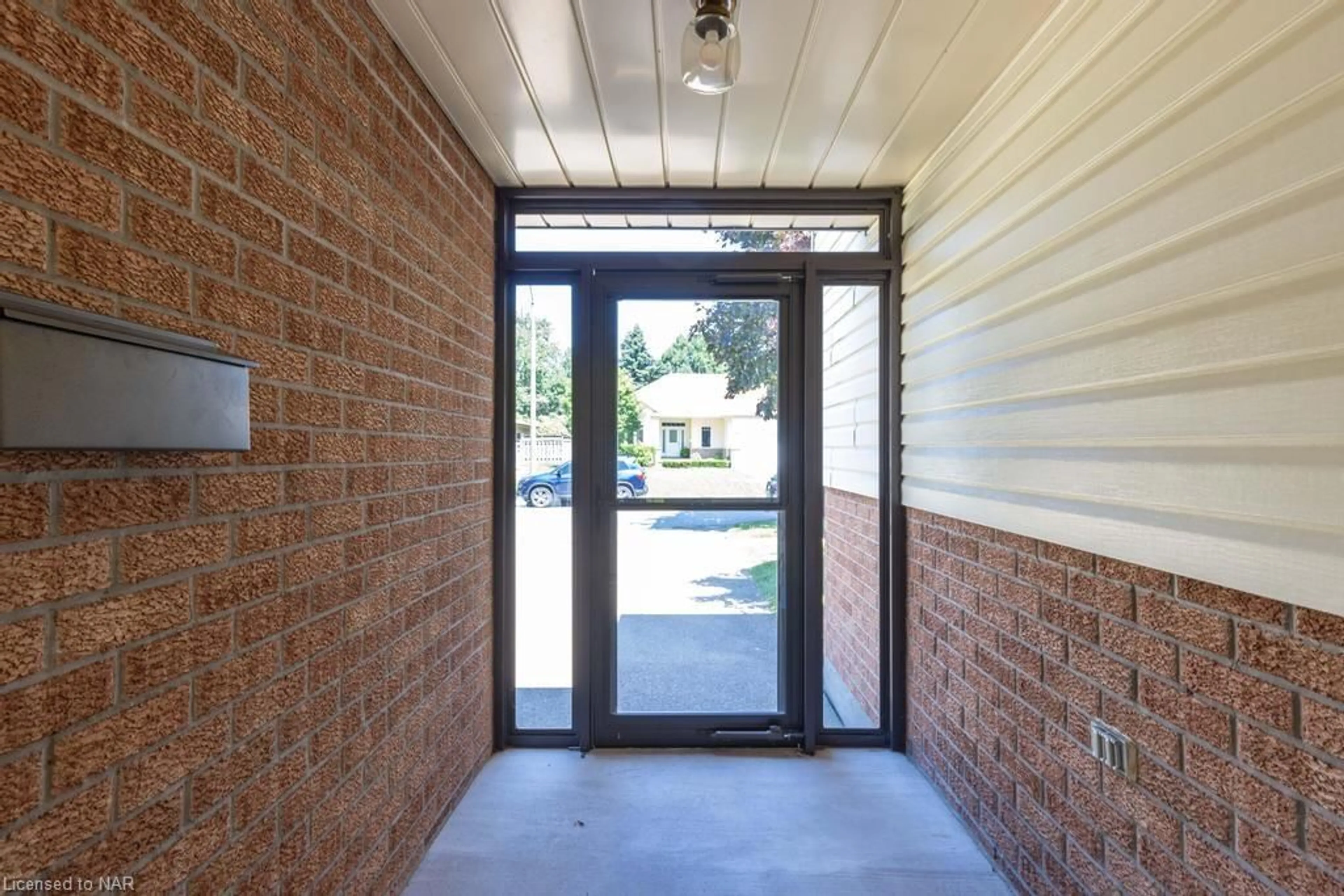 Indoor entryway, cement floor for 6195 Delta Dr, Niagara Falls Ontario L2H 2H5