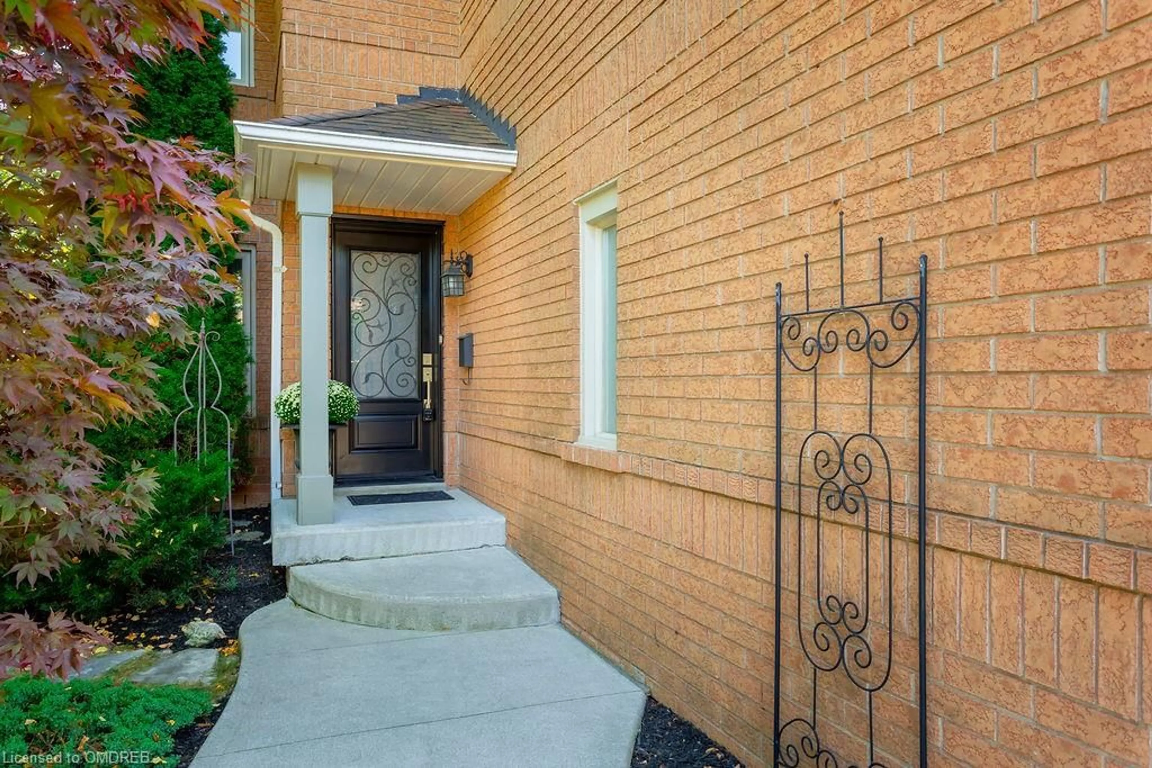 Indoor entryway for 32 Wakefield Lane, Waterdown Ontario L8B 0M7