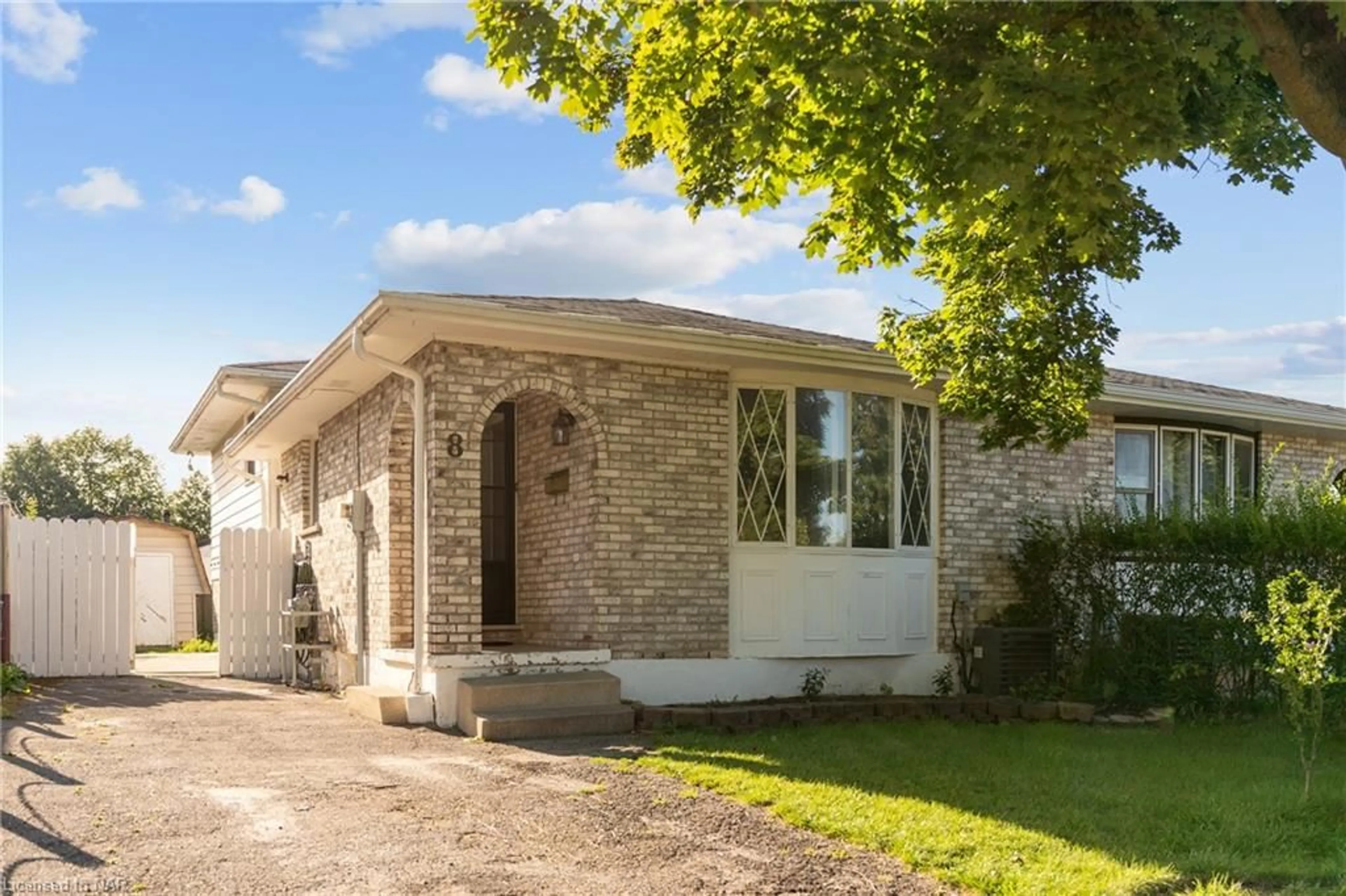 Cottage for 8 Canterbury Dr, St. Catharines Ontario L2P 3M7