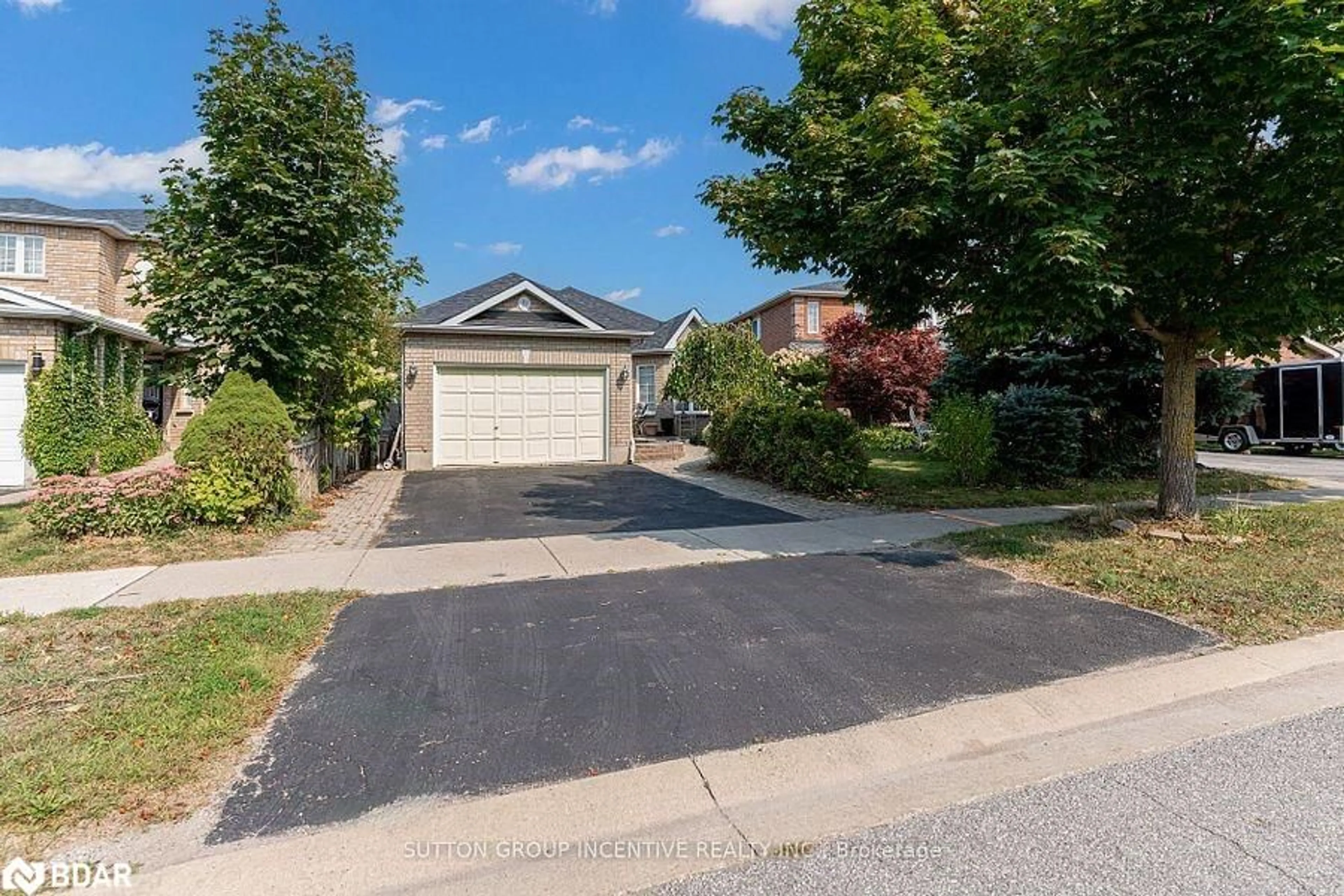 Frontside or backside of a home, the street view for 19 Brown Wood Dr, Barrie Ontario L4M 6N3