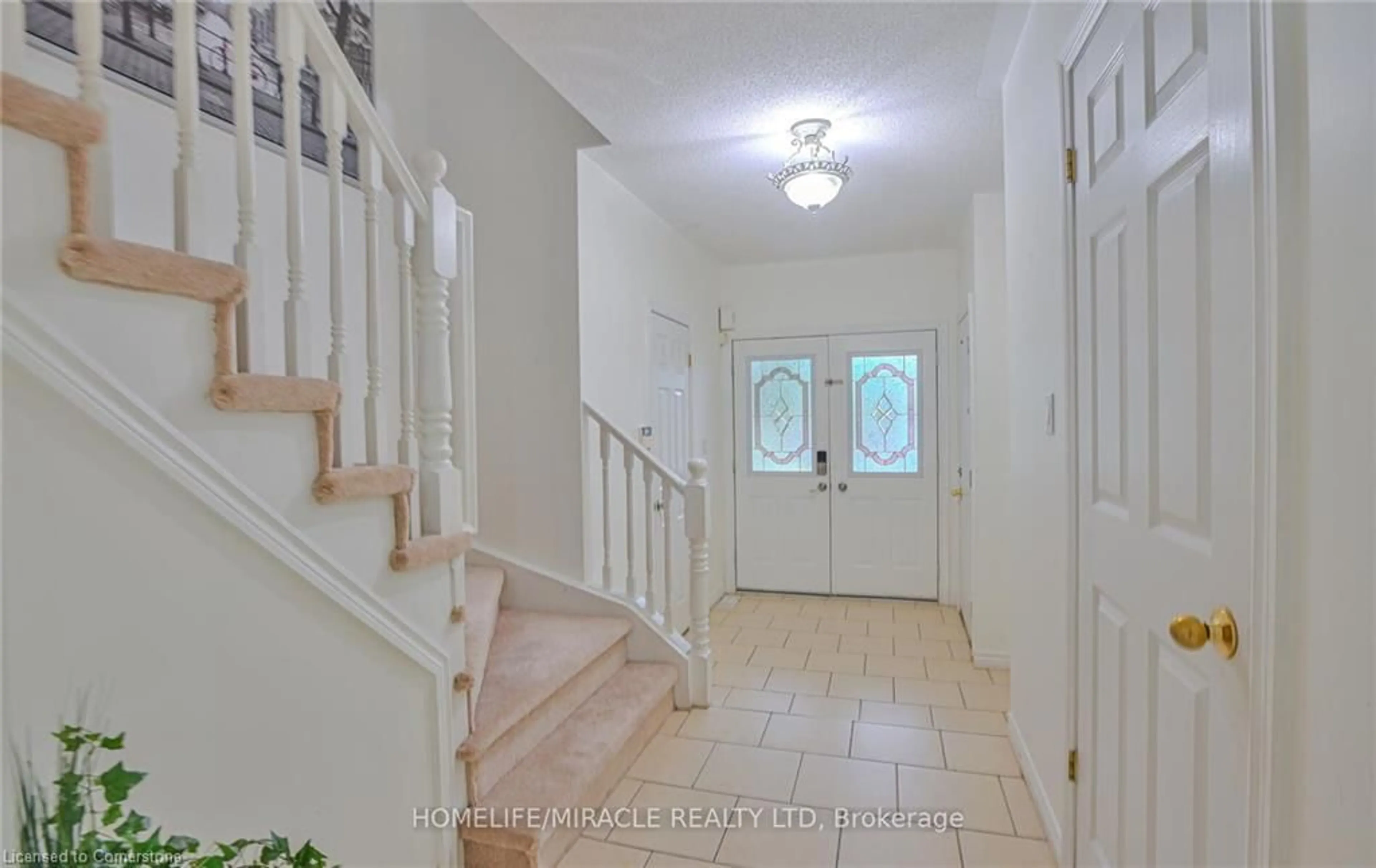 Indoor foyer, wood floors for 59 Kendrick Crt, Hamilton Ontario L9G 5A5