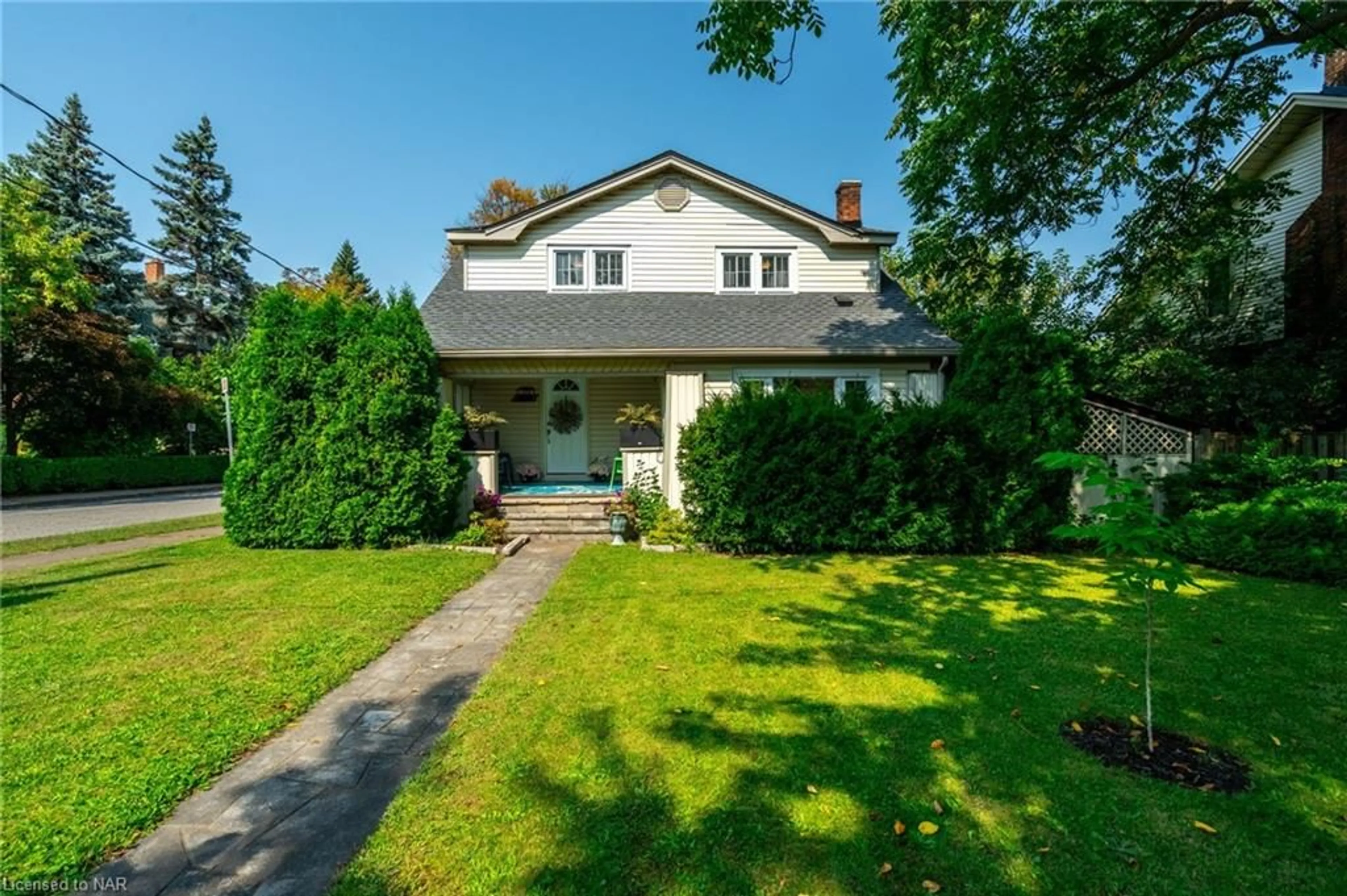 Outside view for 309 Queenston St, St. Catharines Ontario L2P 2X6