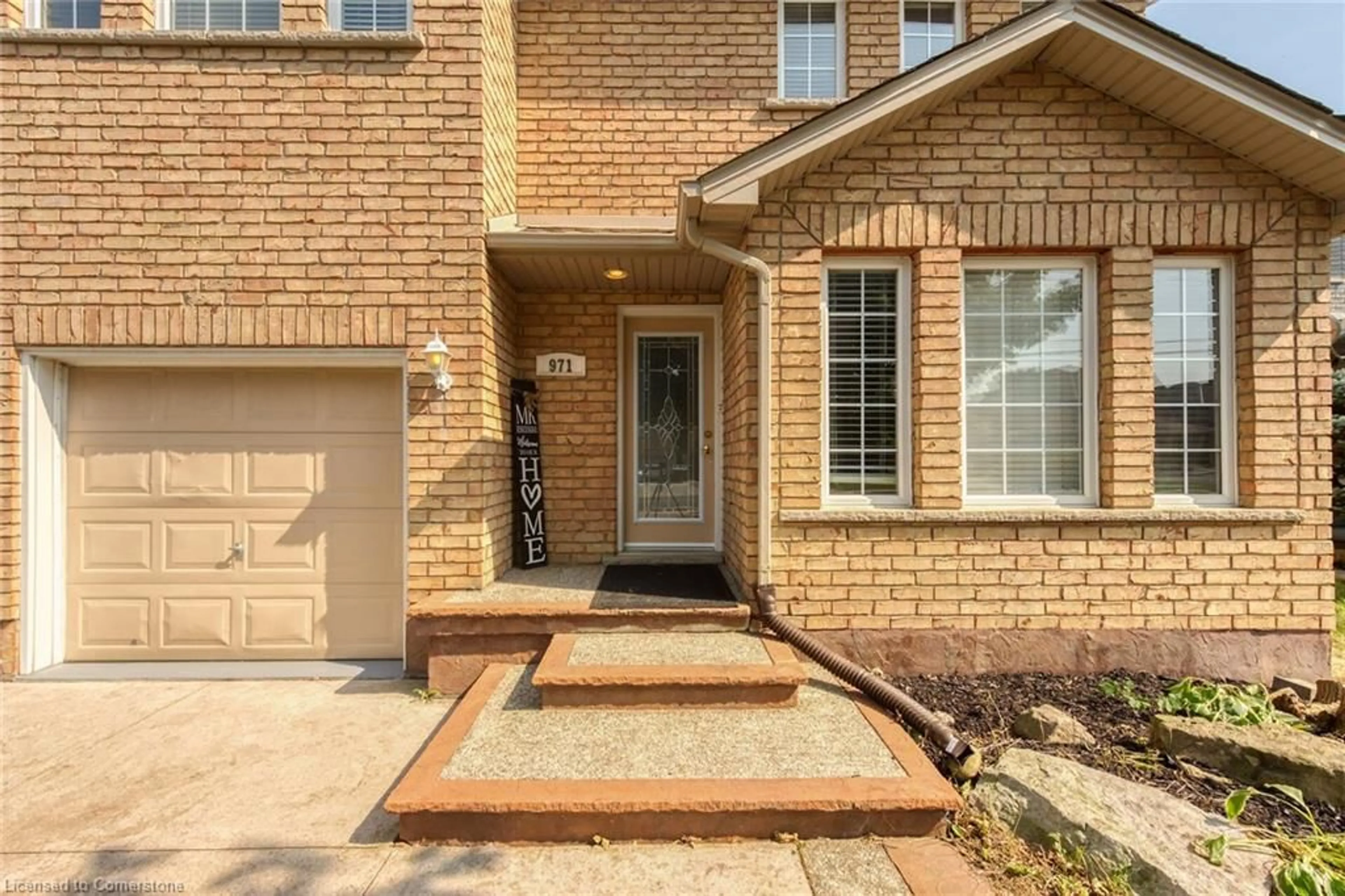 Home with brick exterior material for 971 West 5th St, Hamilton Ontario L9C 5R6