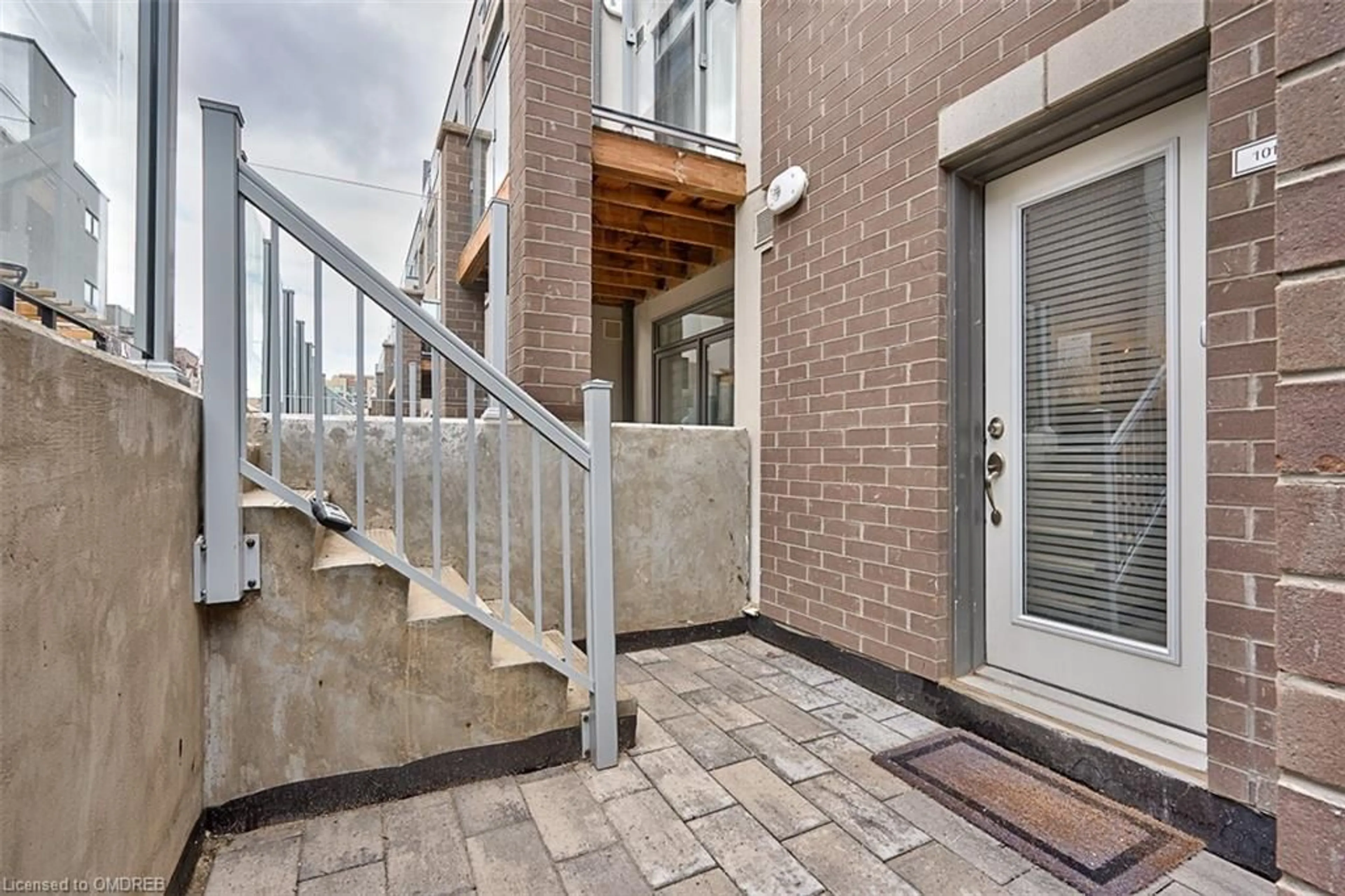 A pic from exterior of the house or condo, the street view for 3058 Sixth Line #101, Oakville Ontario L6M 1P8