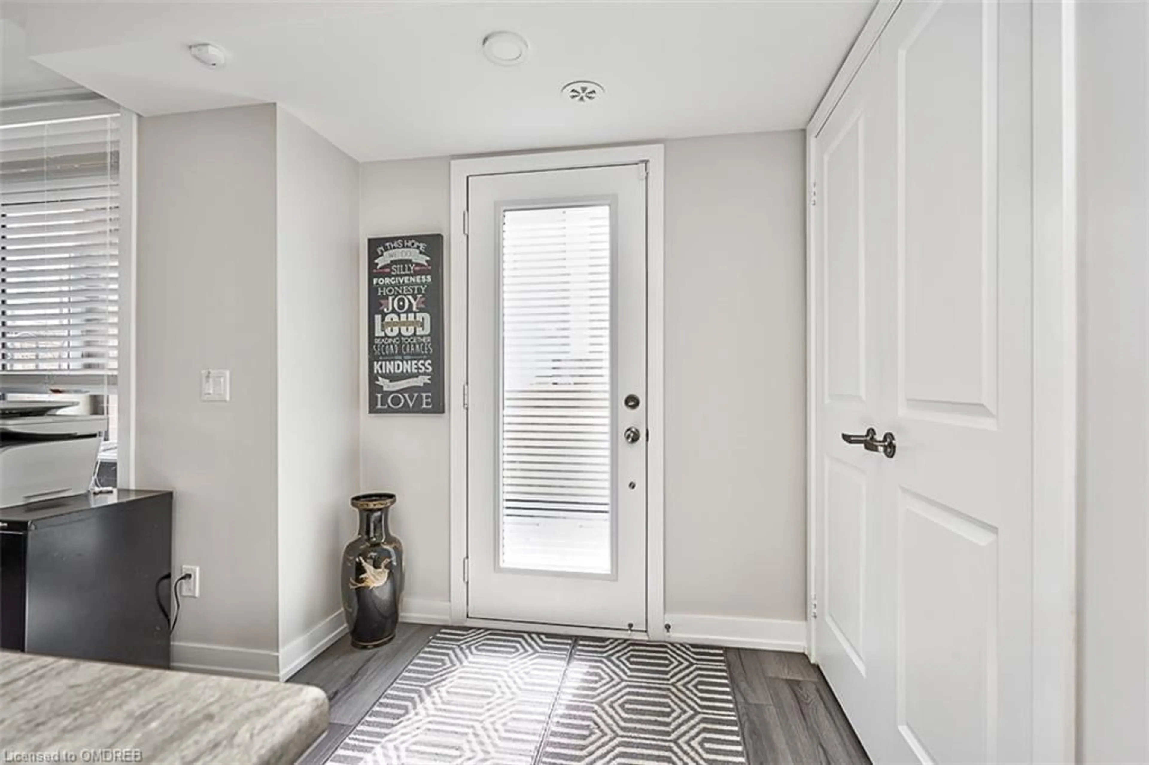 Indoor entryway, wood floors for 3058 Sixth Line #101, Oakville Ontario L6M 1P8