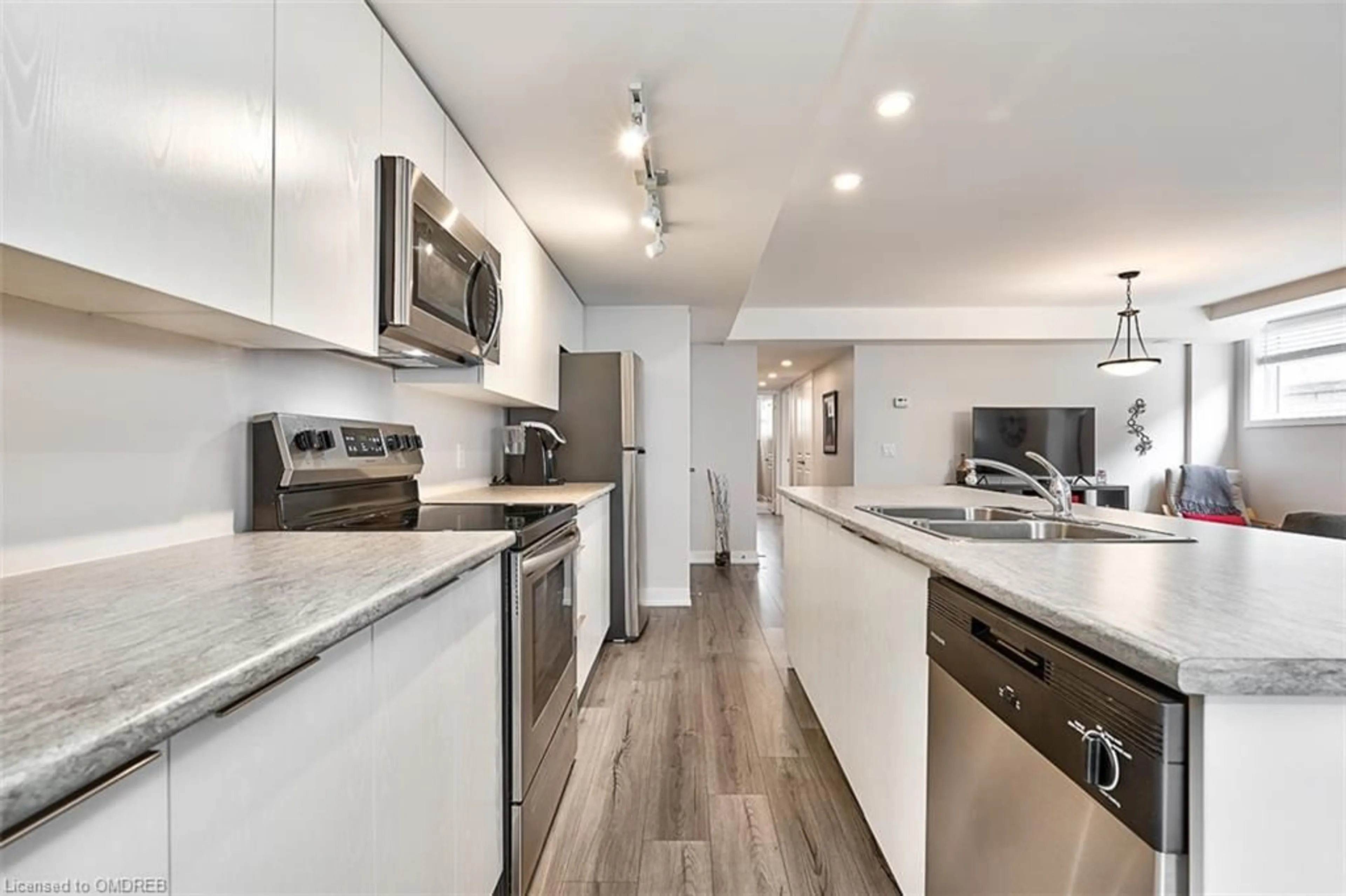 Open concept kitchen for 3058 Sixth Line #101, Oakville Ontario L6M 1P8