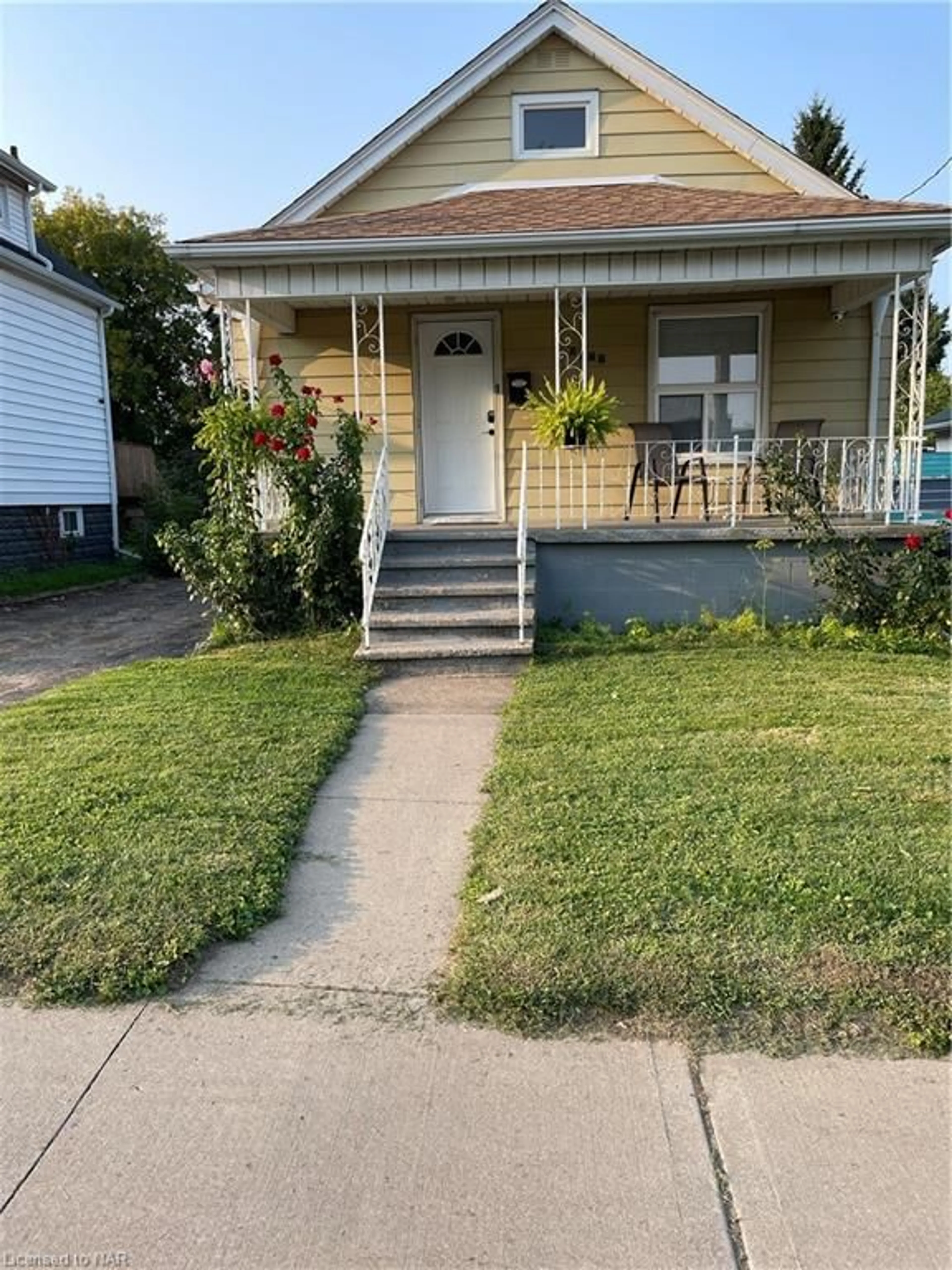 Frontside or backside of a home for 5777 Spring St, Niagara Falls Ontario L2G 1P9