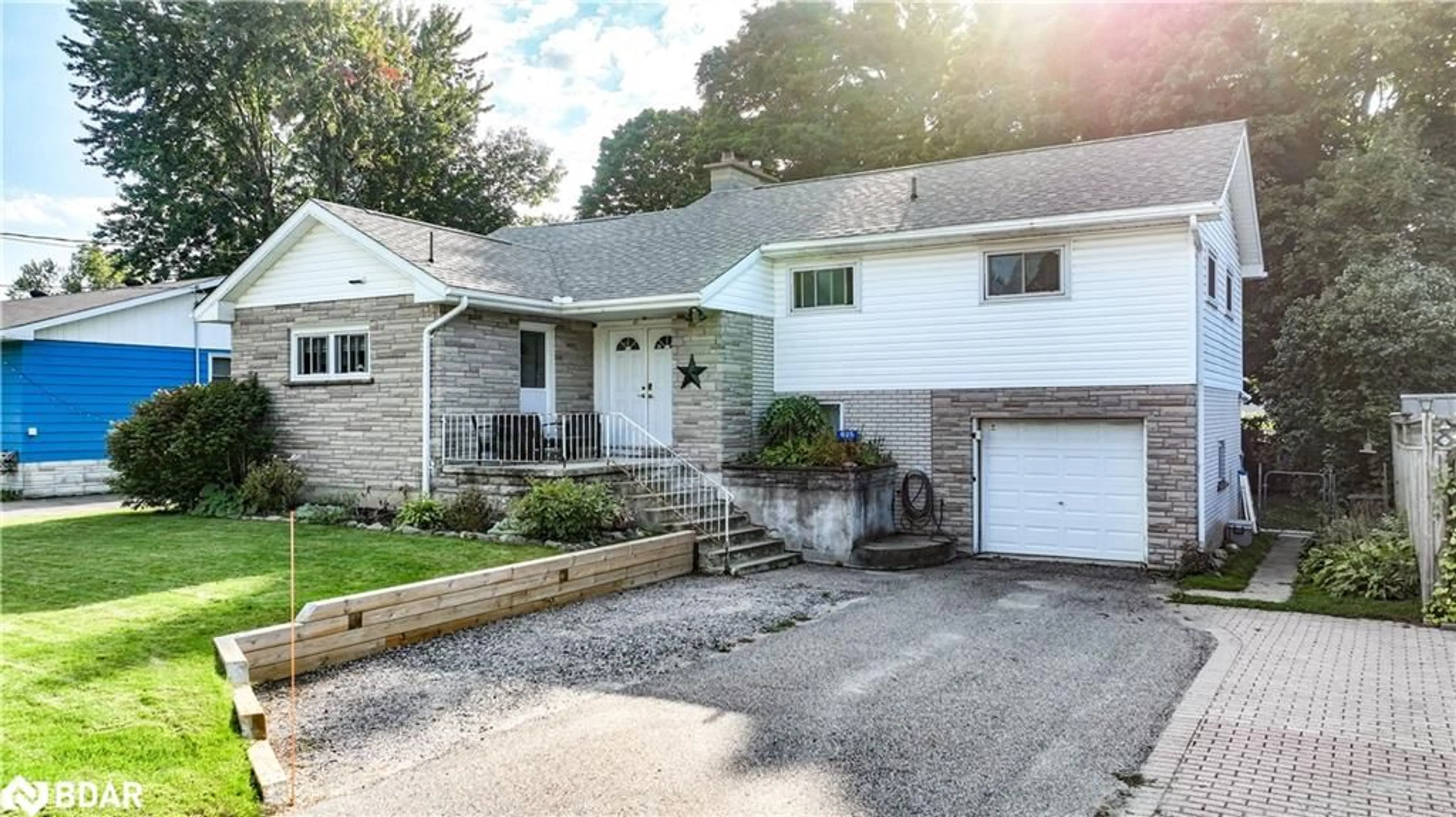 Frontside or backside of a home for 625 Sarah St, Gravenhurst Ontario P1P 1E9