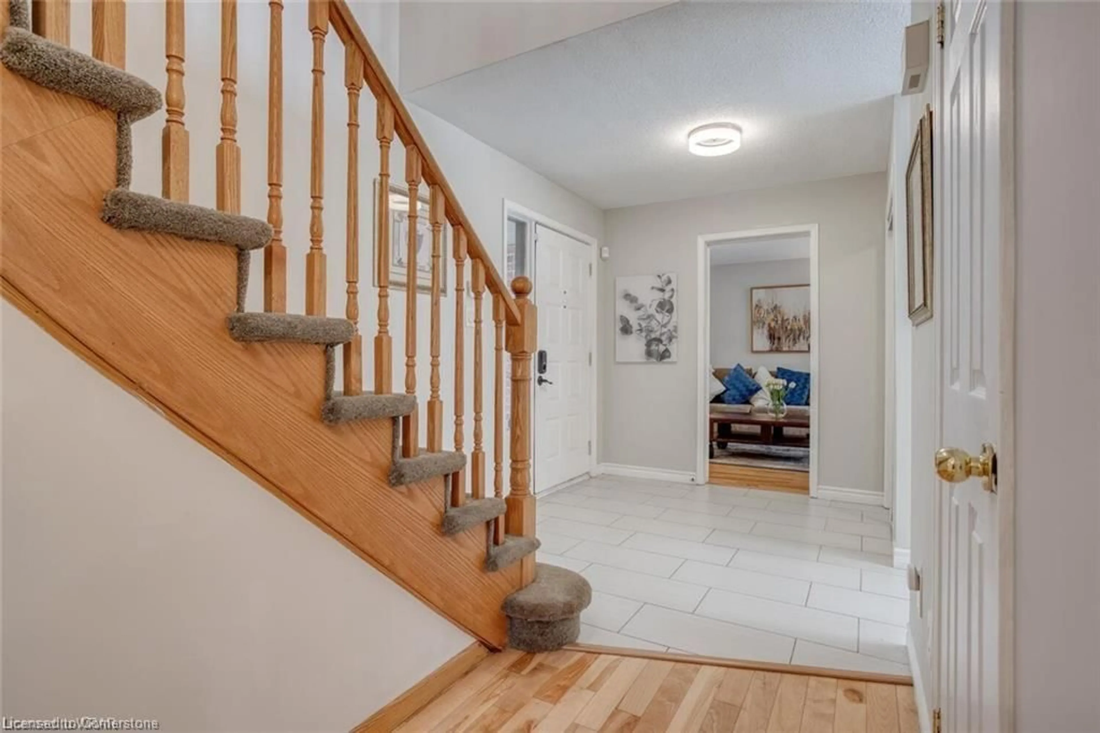 Indoor entryway, wood floors for 134 Bayne Cres, Cambridge Ontario N1T 1K5