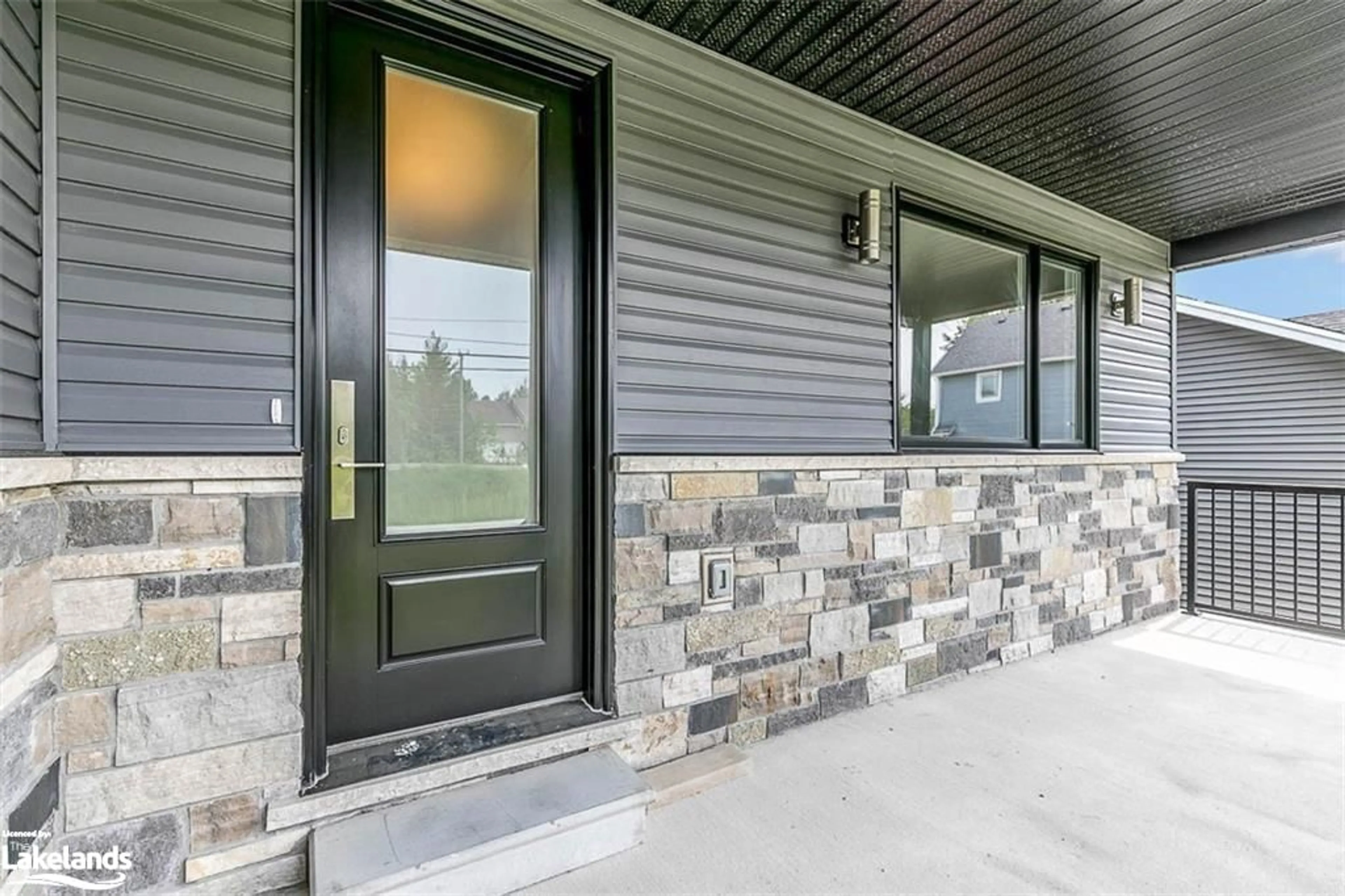 Indoor entryway, cement floor for 18 Lakeshore Rd, Wasaga Beach Ontario L9Z 2Y5