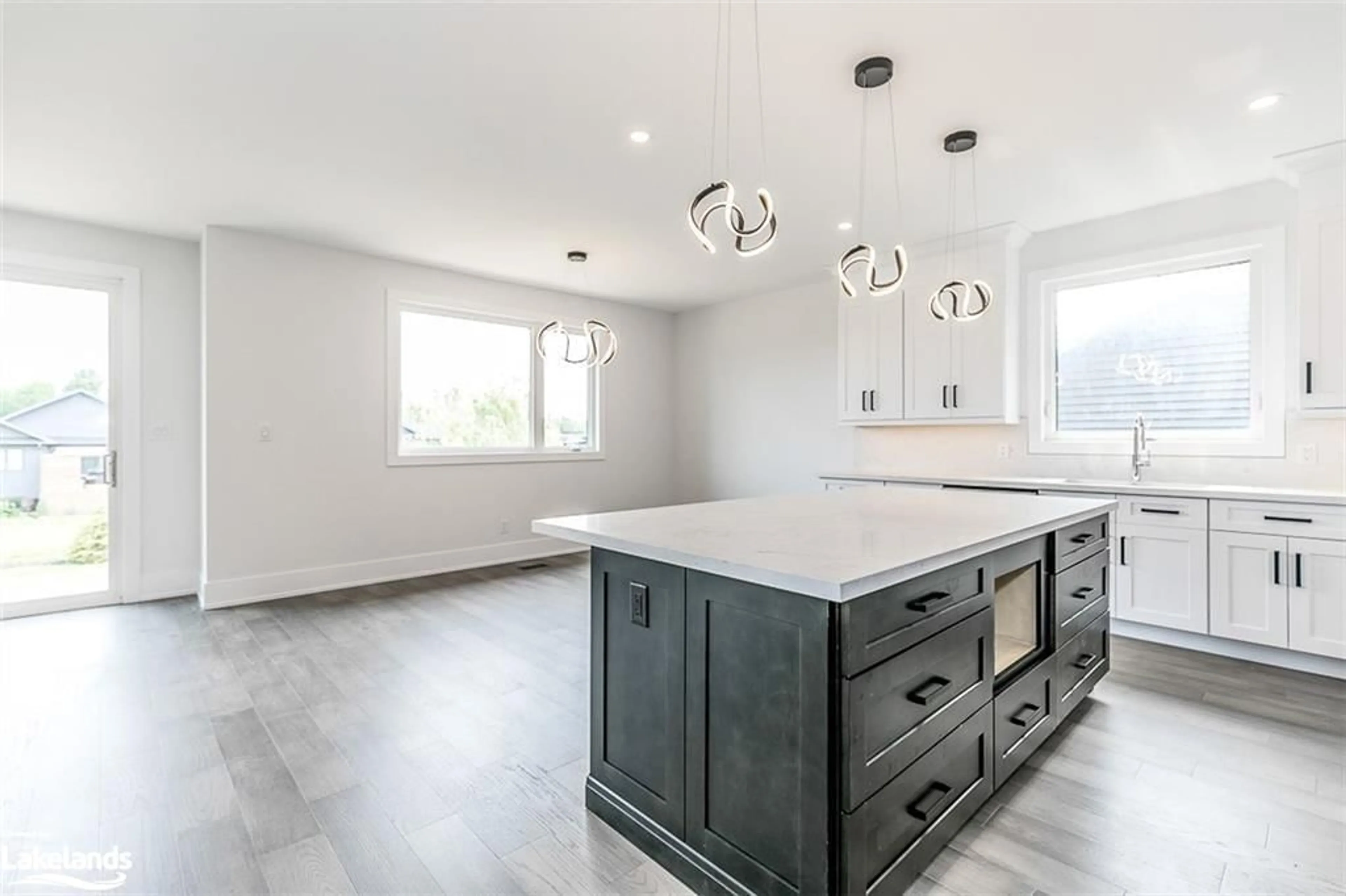 Open concept kitchen for 18 Lakeshore Rd, Wasaga Beach Ontario L9Z 2Y5