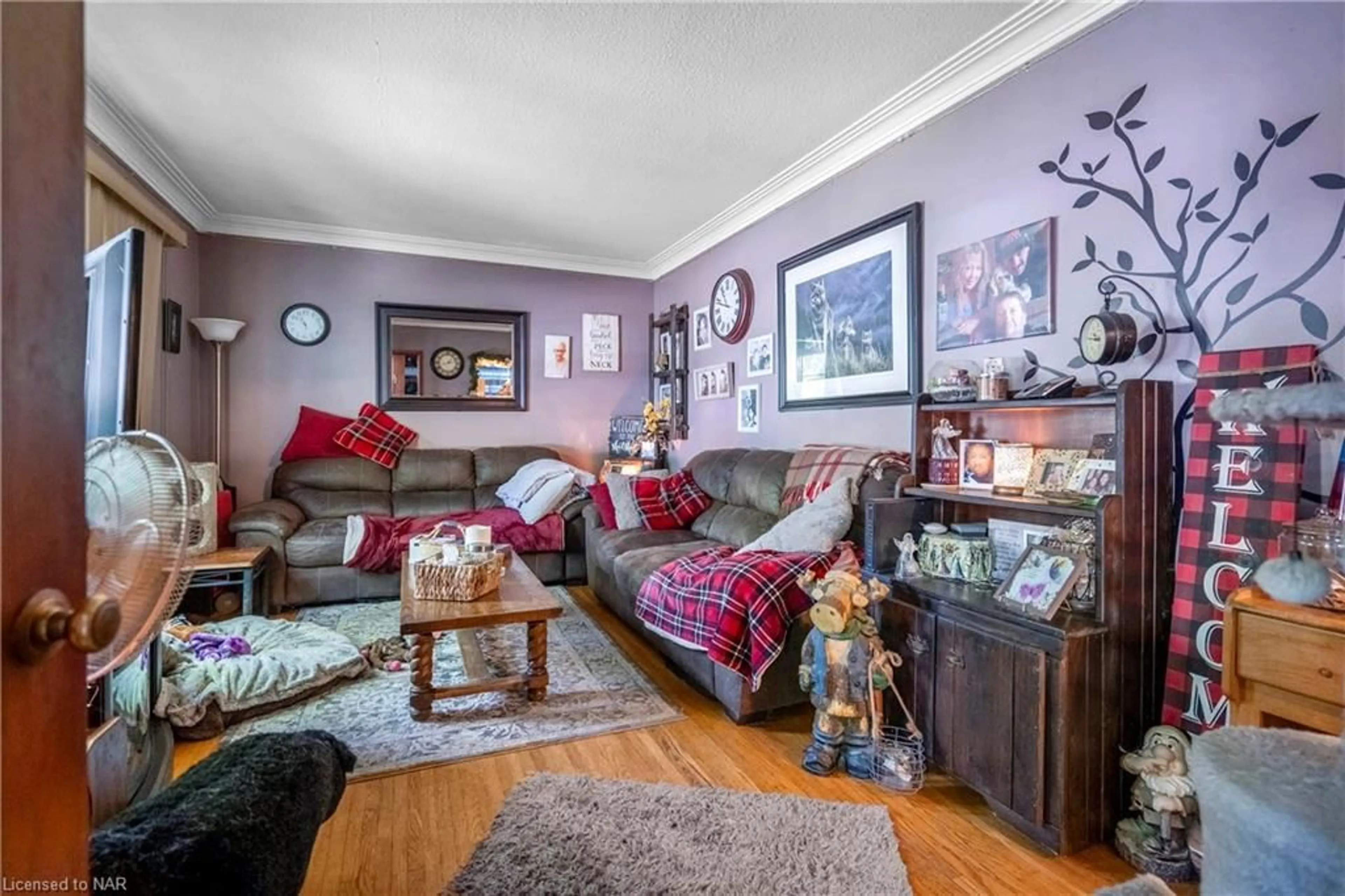 Living room, wood floors for 496 Carlton St, St. Catharines Ontario L2M 4X3