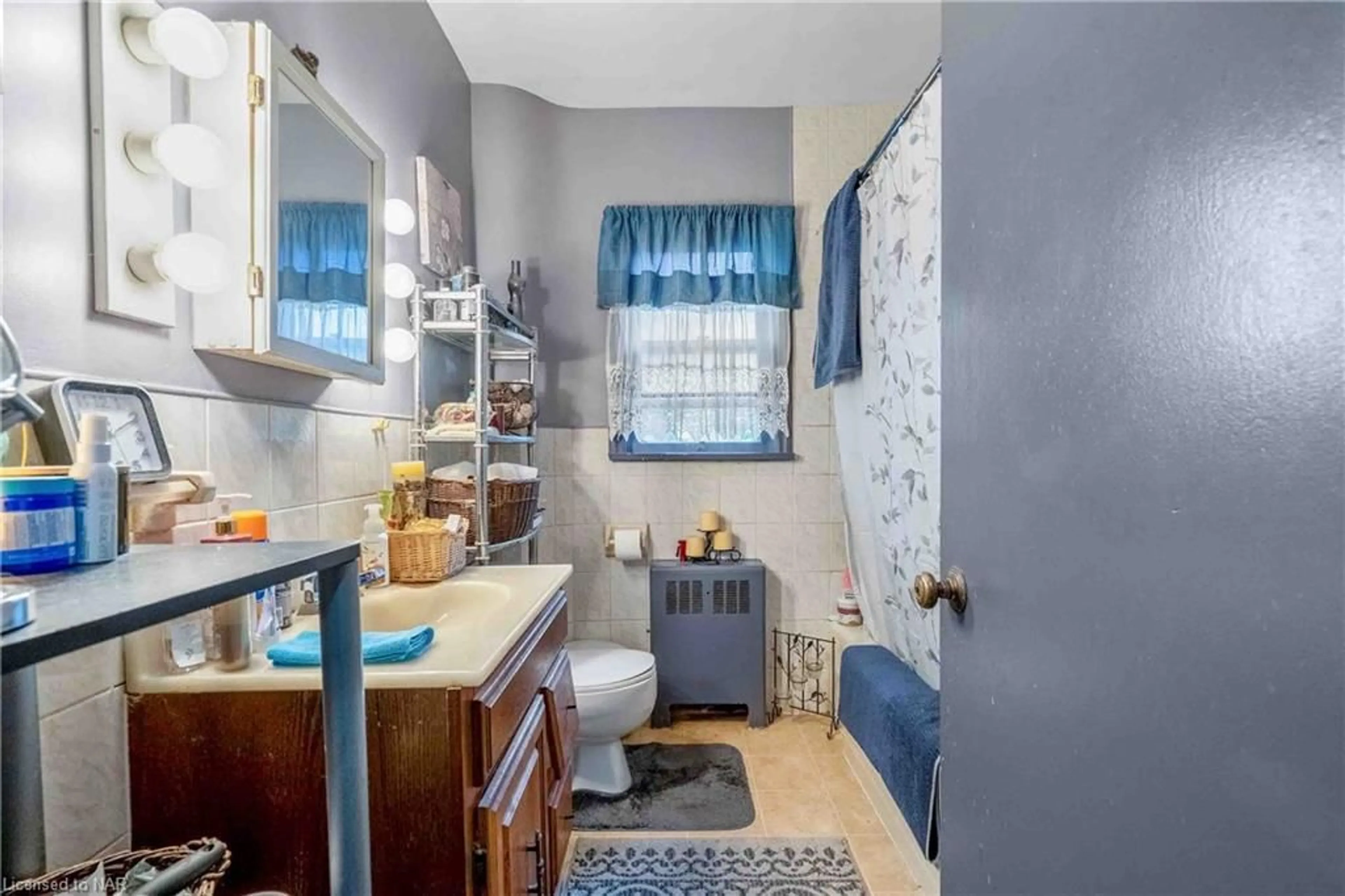 Bathroom, ceramic floors for 496 Carlton St, St. Catharines Ontario L2M 4X3