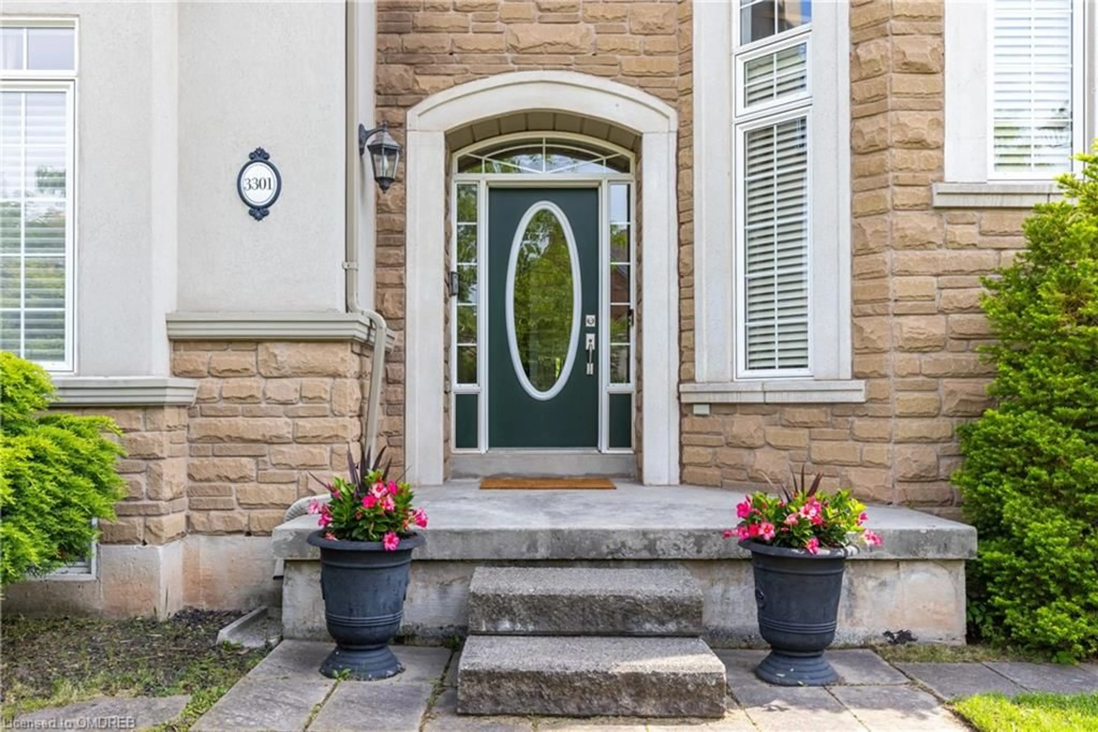 Indoor entryway, wood floors for 3301 Springflower Way, Oakville Ontario L6L 6V6