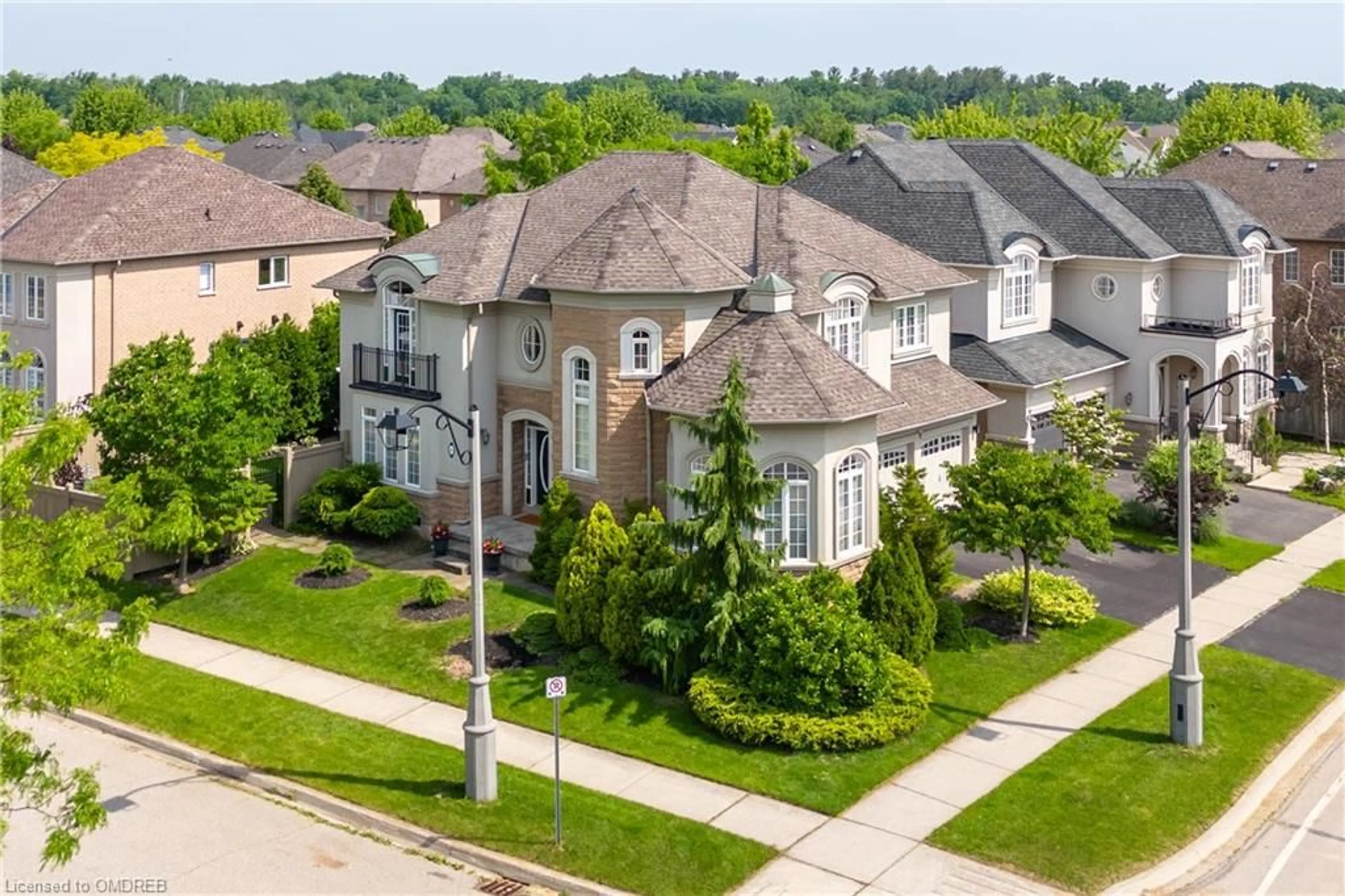 Frontside or backside of a home, the street view for 3301 Springflower Way, Oakville Ontario L6L 6V6