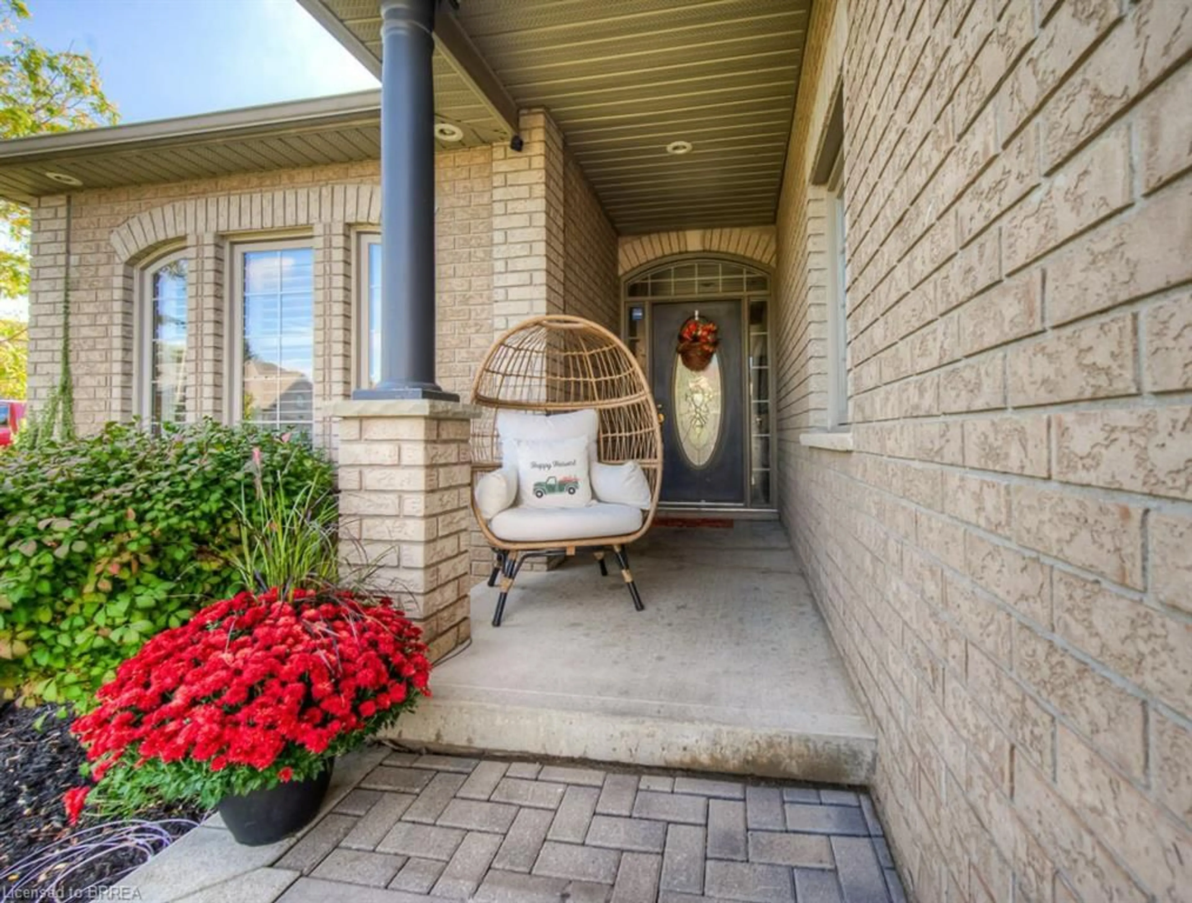 Indoor entryway for 40 Draper St, Brantford Ontario N3T 6R2