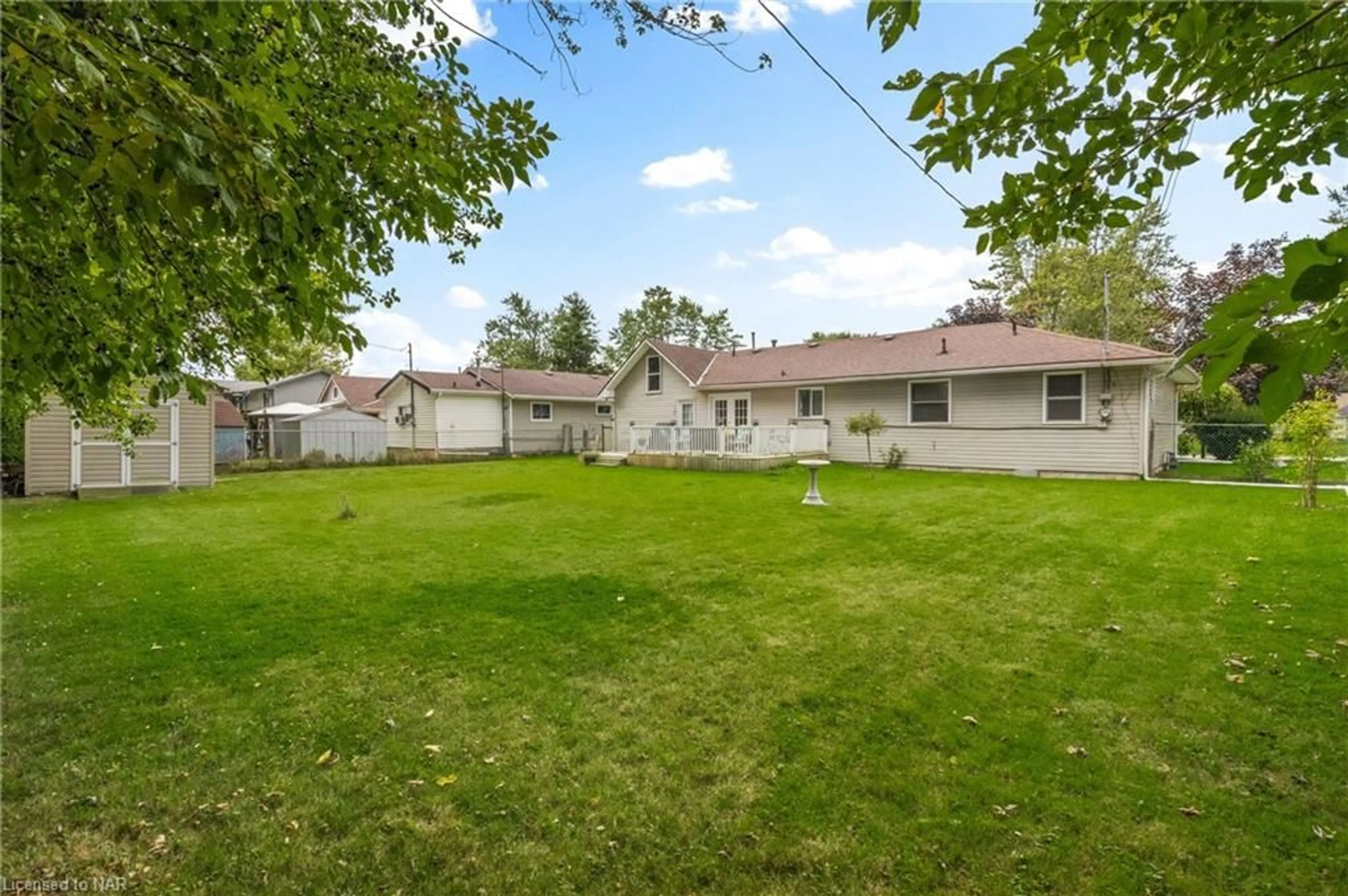 Fenced yard for 552 Fairview Rd, Fort Erie Ontario L2A 4S6