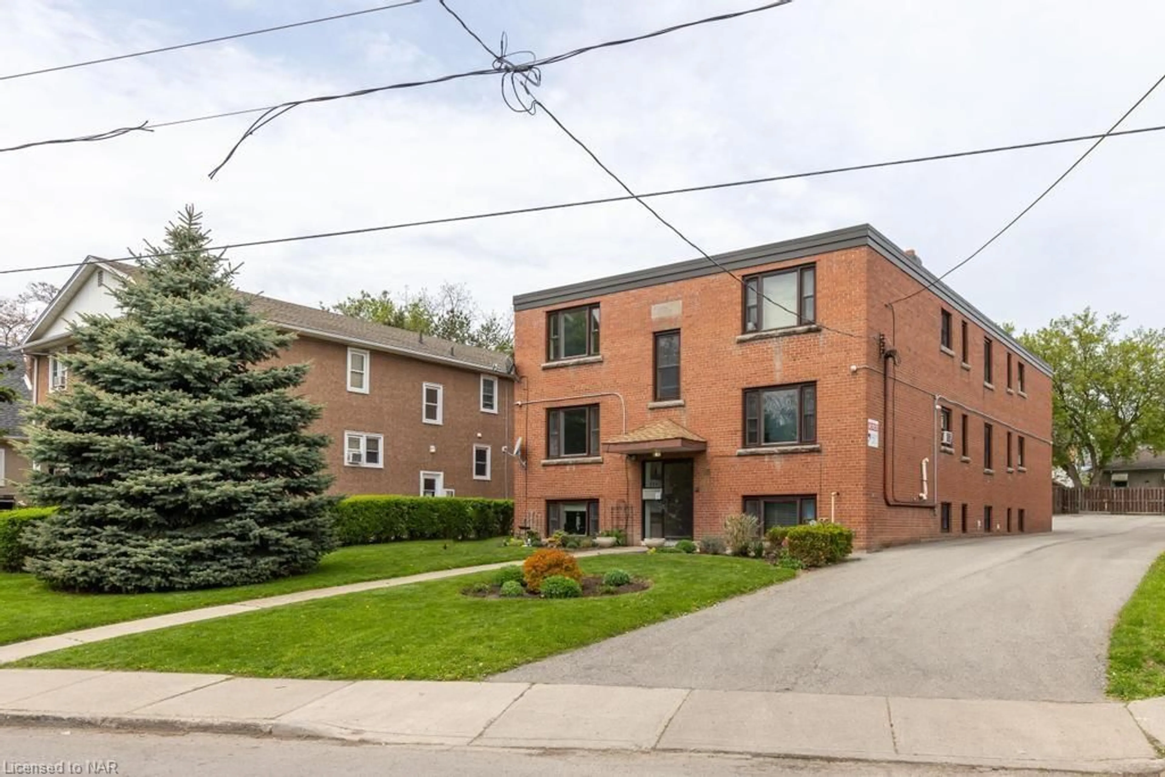 A pic from exterior of the house or condo, the front or back of building for 26 Gale Cres, St. Catharines Ontario L2R 3K9