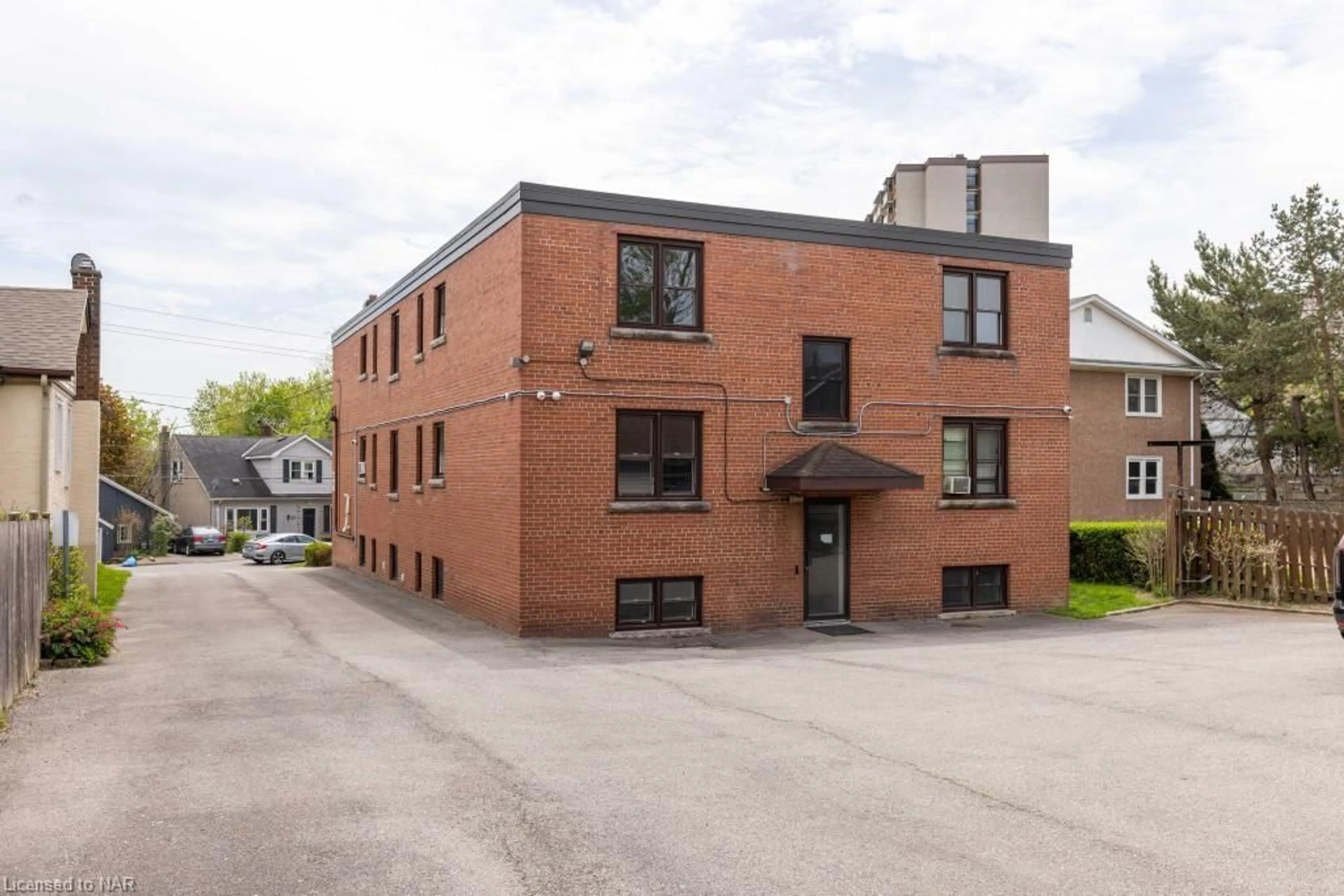 A pic from exterior of the house or condo, the front or back of building for 26 Gale Cres, St. Catharines Ontario L2R 3K9