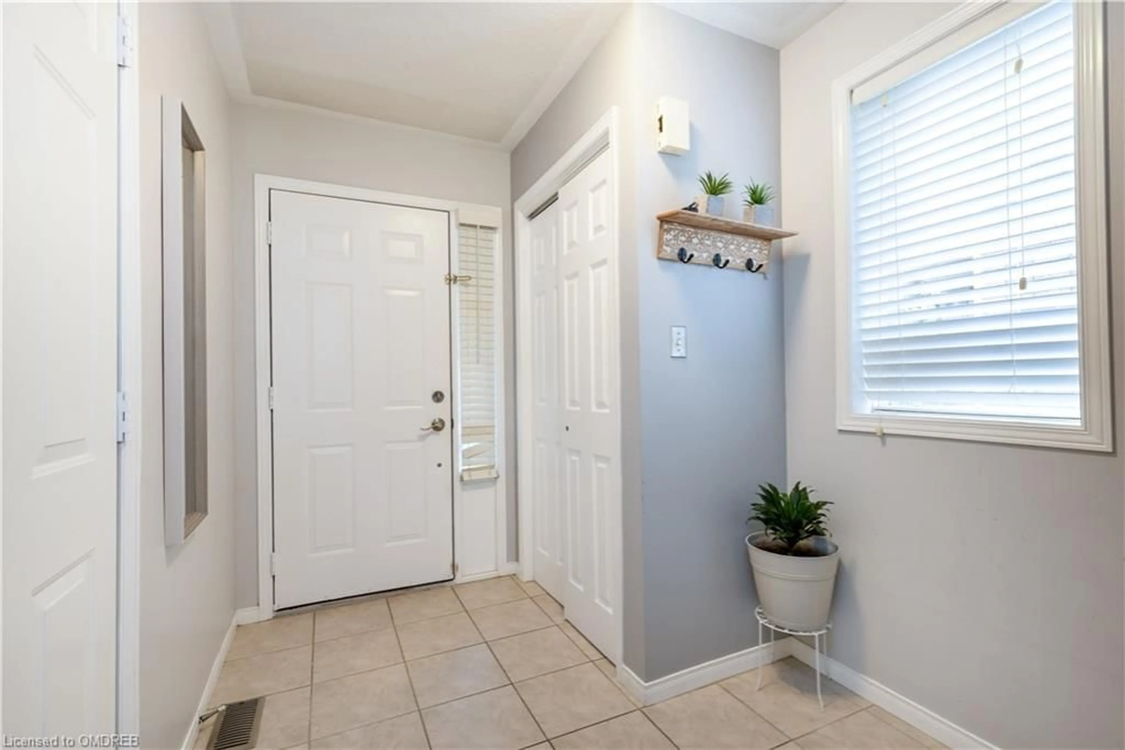 Indoor entryway, wood floors for 19 Foxtrot Dr, Hamilton Ontario L8J 3S8