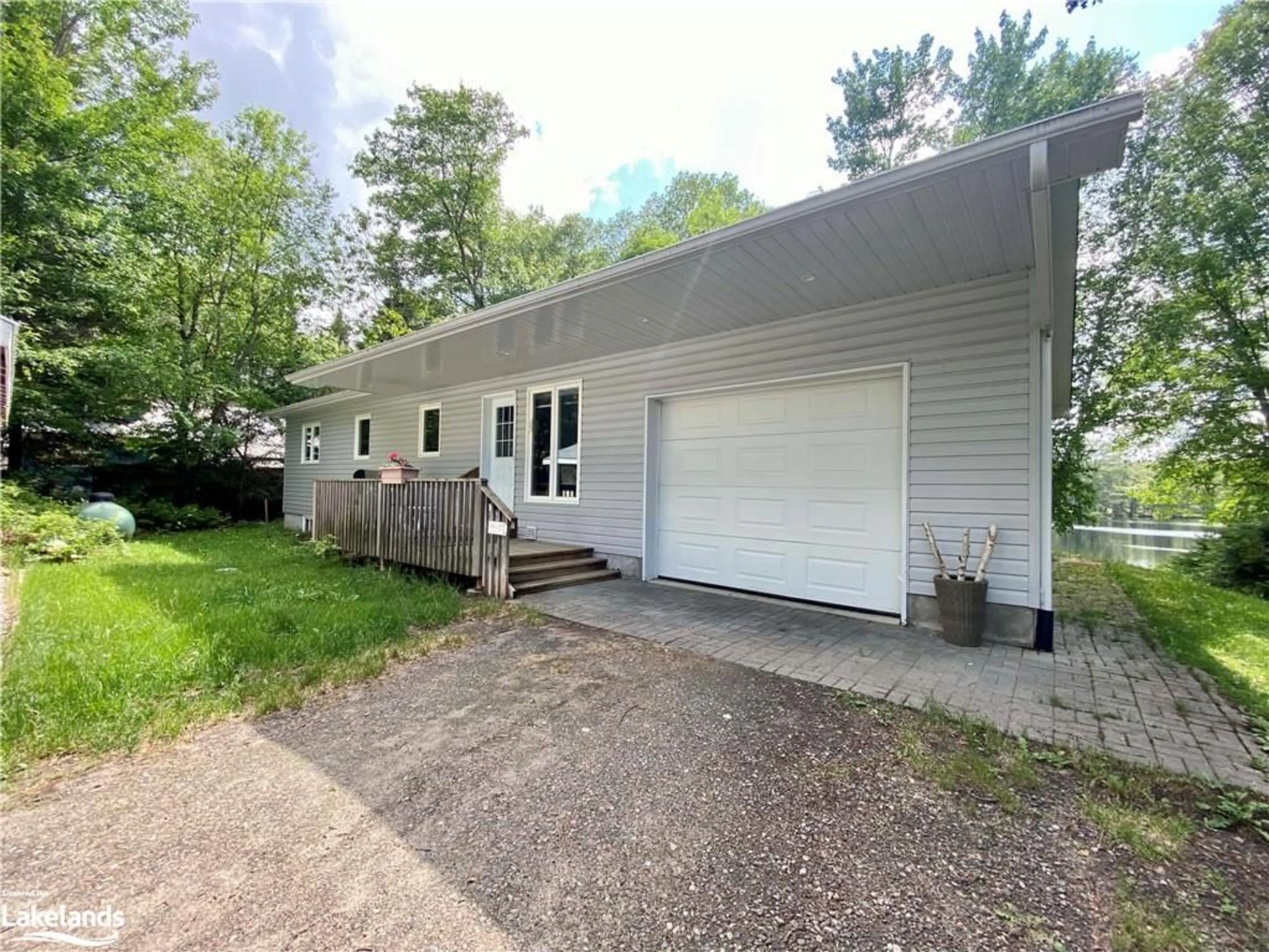 Frontside or backside of a home for 34 Hunts Rd, Huntsville Ontario P1H 1J4