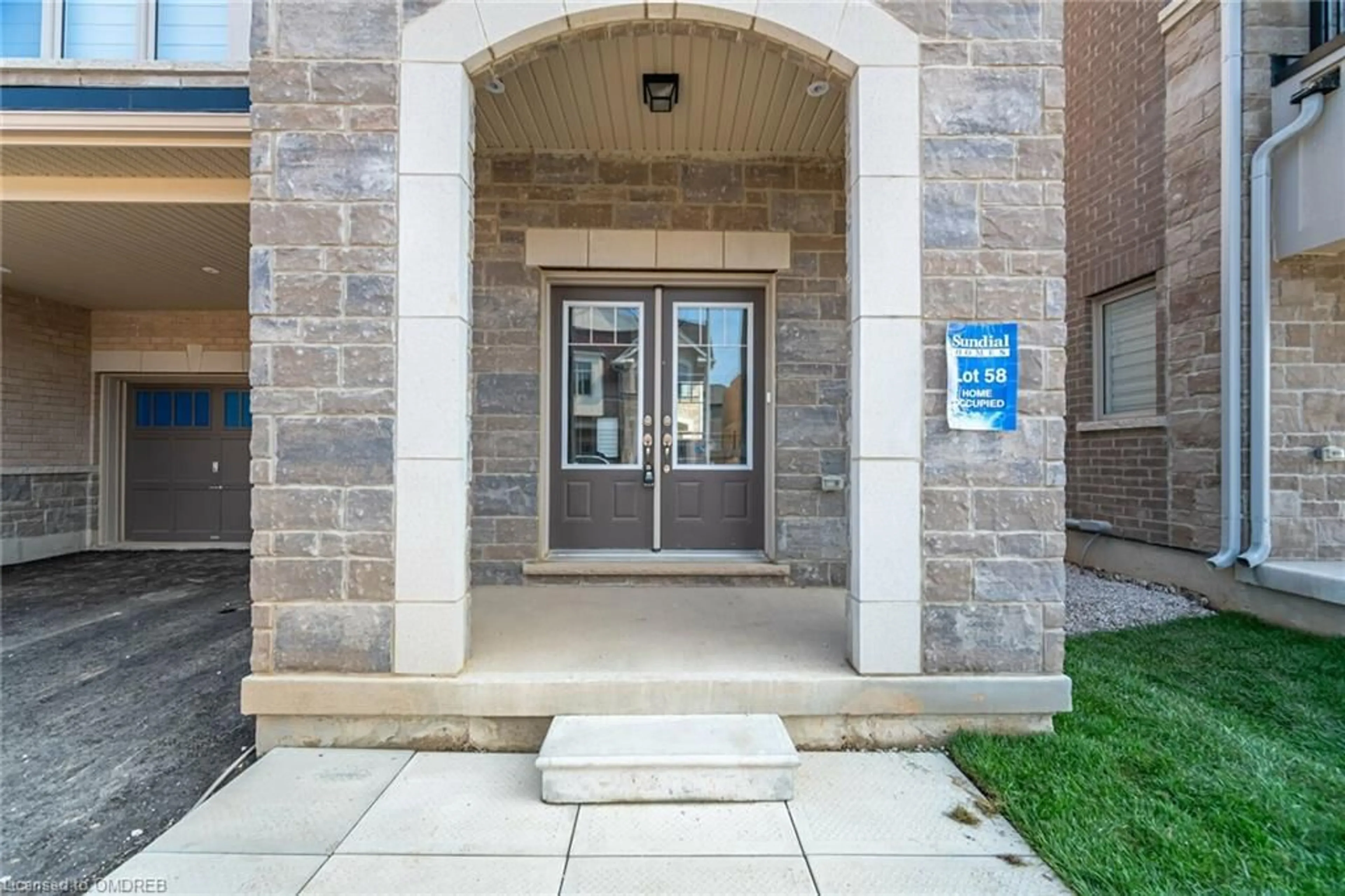 Indoor foyer, ceramic floors for 3906 Koenig Rd, Burlington Ontario L7M 0Z5