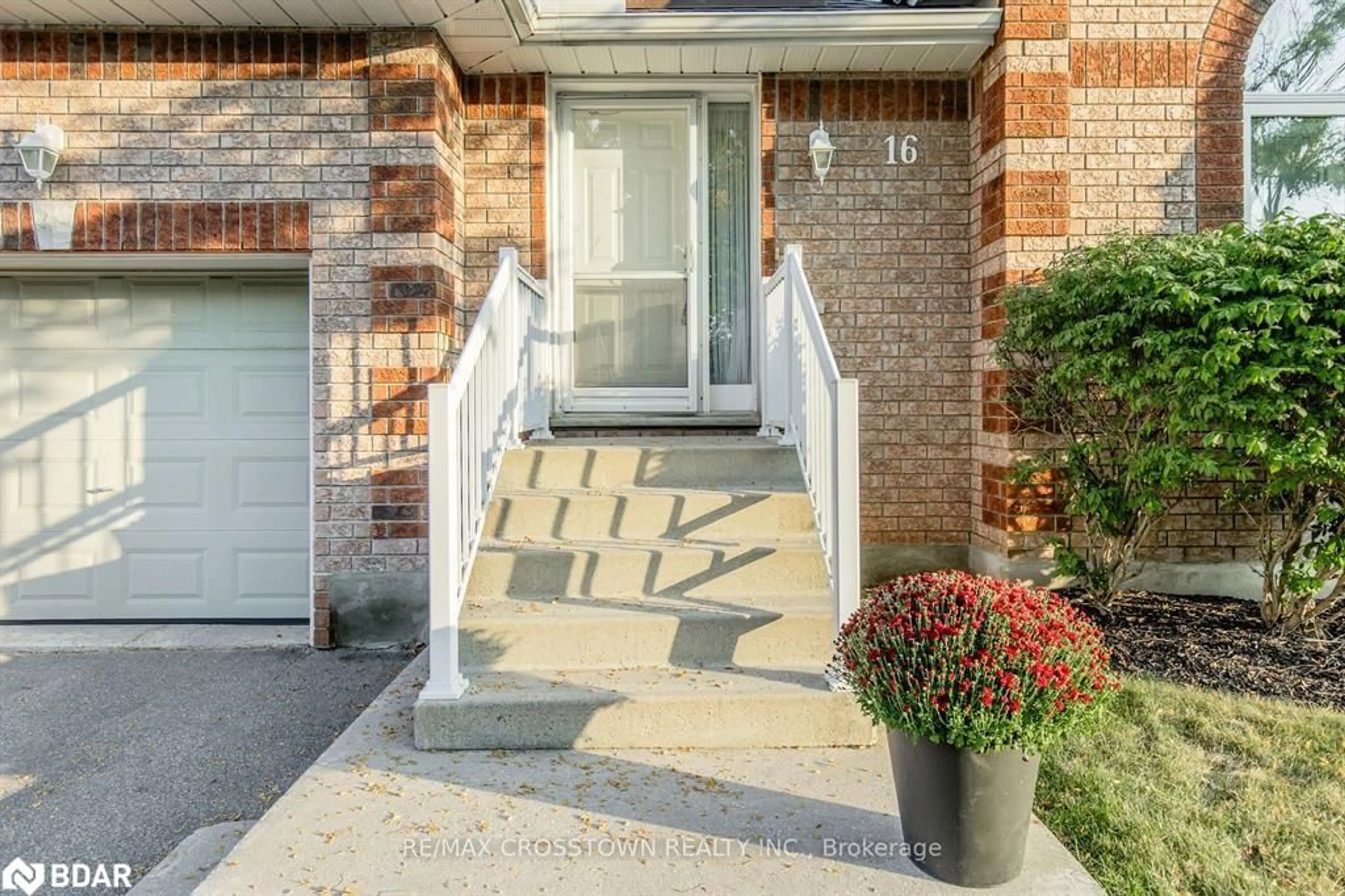 Indoor entryway, cement floor for 358 Little Ave #16, Barrie Ontario L4N 2Z6