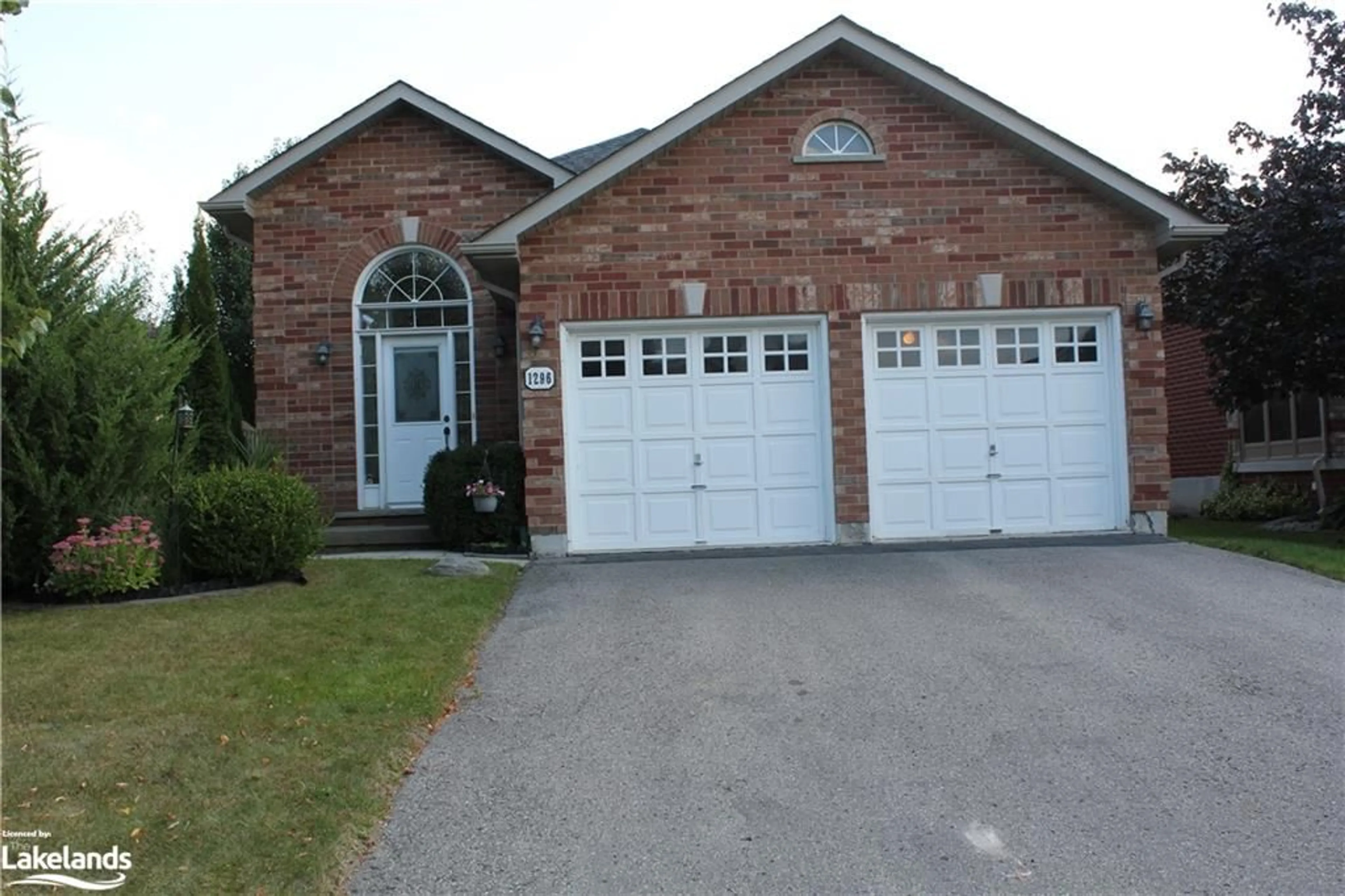 Frontside or backside of a home, cottage for 1296 Gina St, Innisfil Ontario L9S 1T1