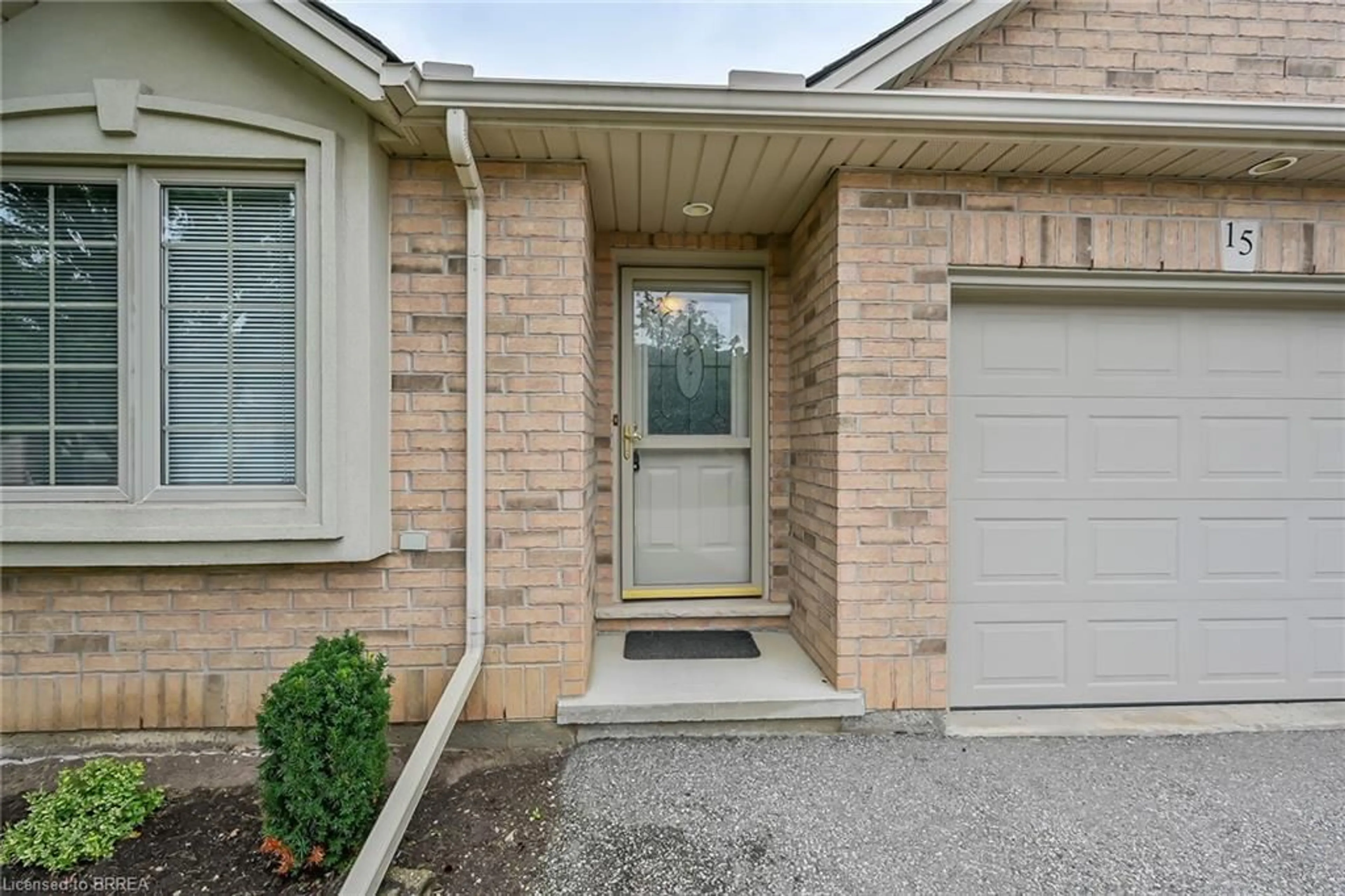 Indoor entryway, cement floor for 385 Park Rd #15, Brantford Ontario N3R 0A1