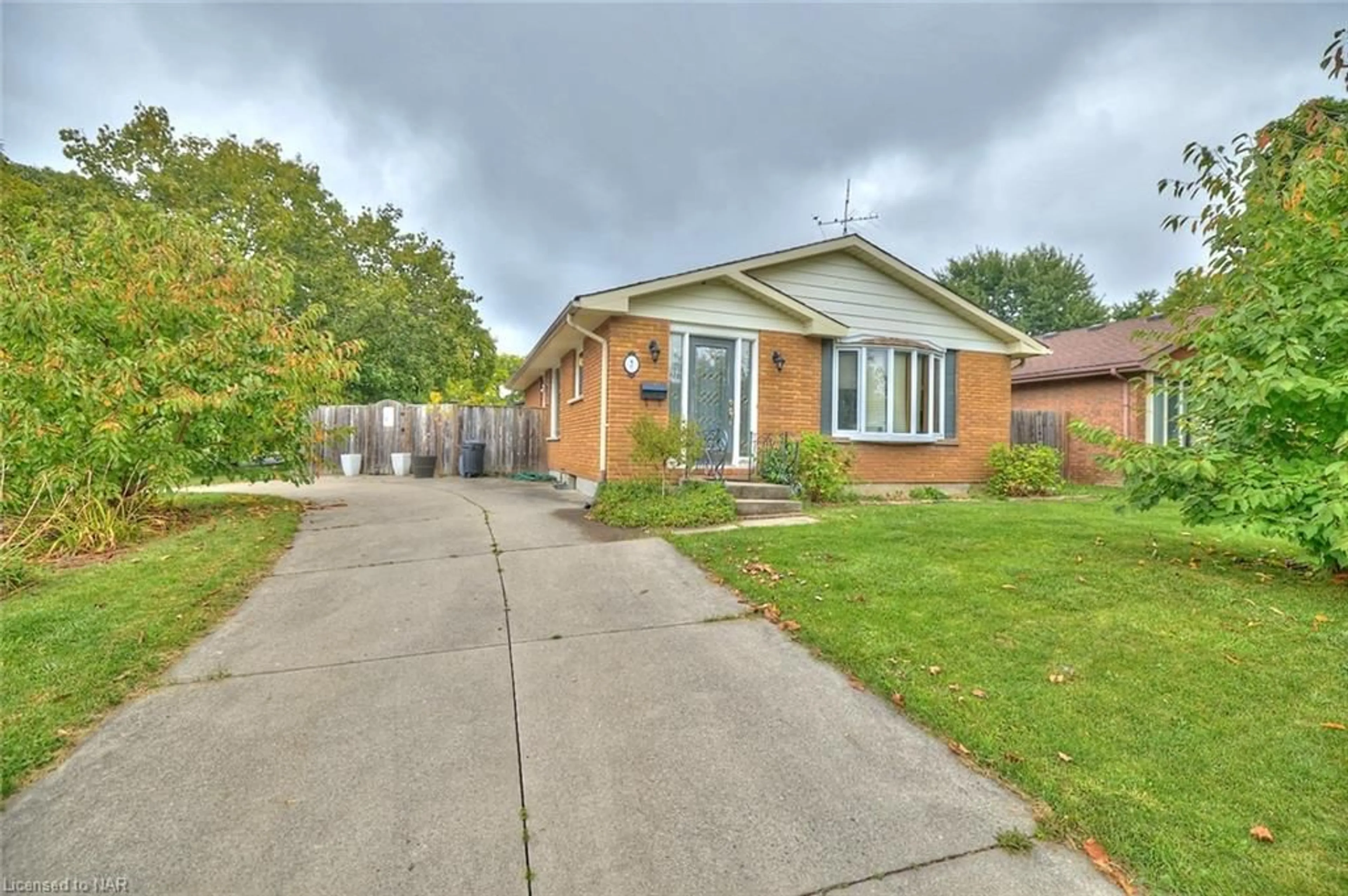 Frontside or backside of a home, the street view for 7 Carousel Cir, St. Catharines Ontario L2N 6C9