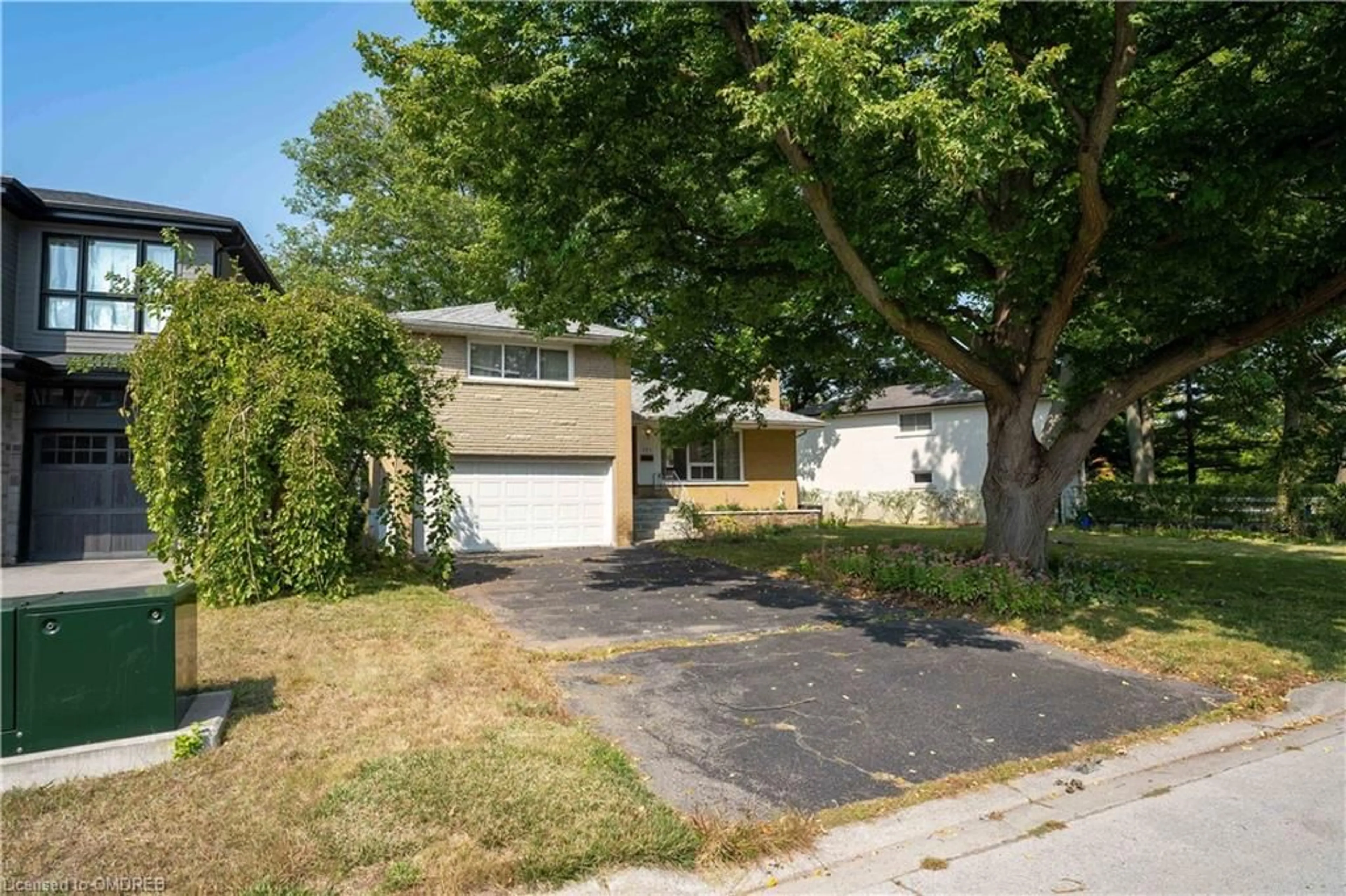 Frontside or backside of a home for 121 South Forster Park Dr, Oakville Ontario L6K 1Y6