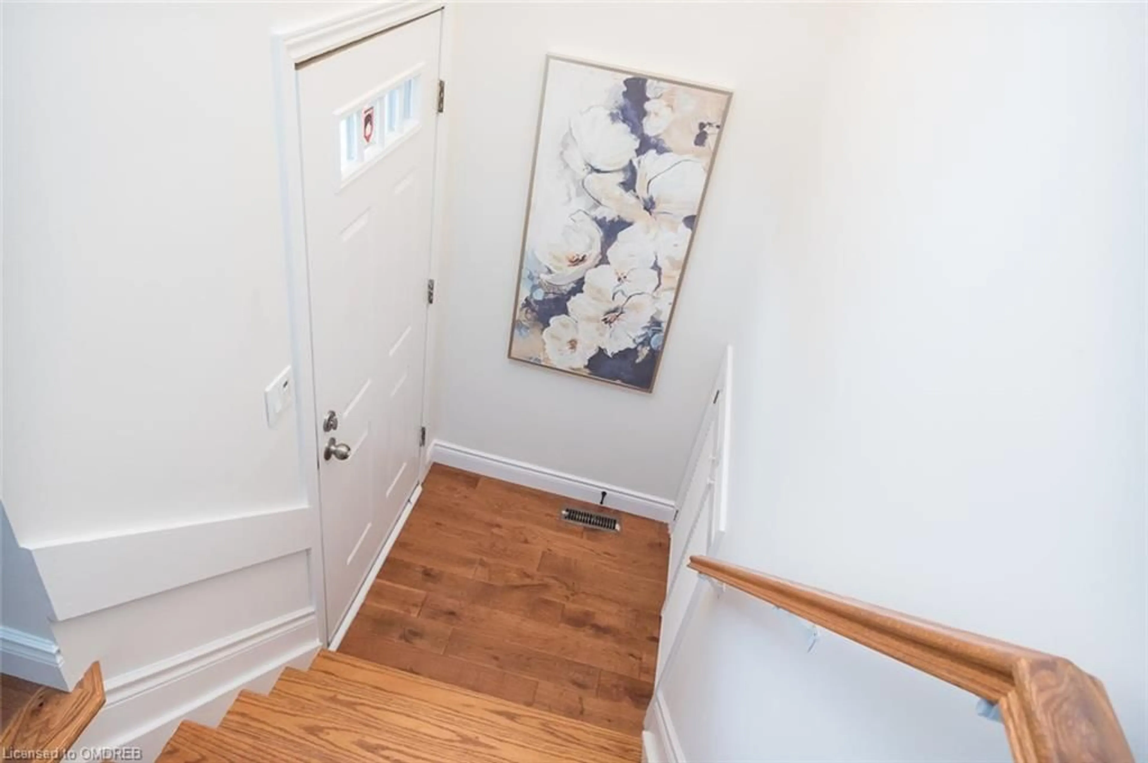 Indoor entryway for 577 Hayward Cres, Milton Ontario L9T 4T8