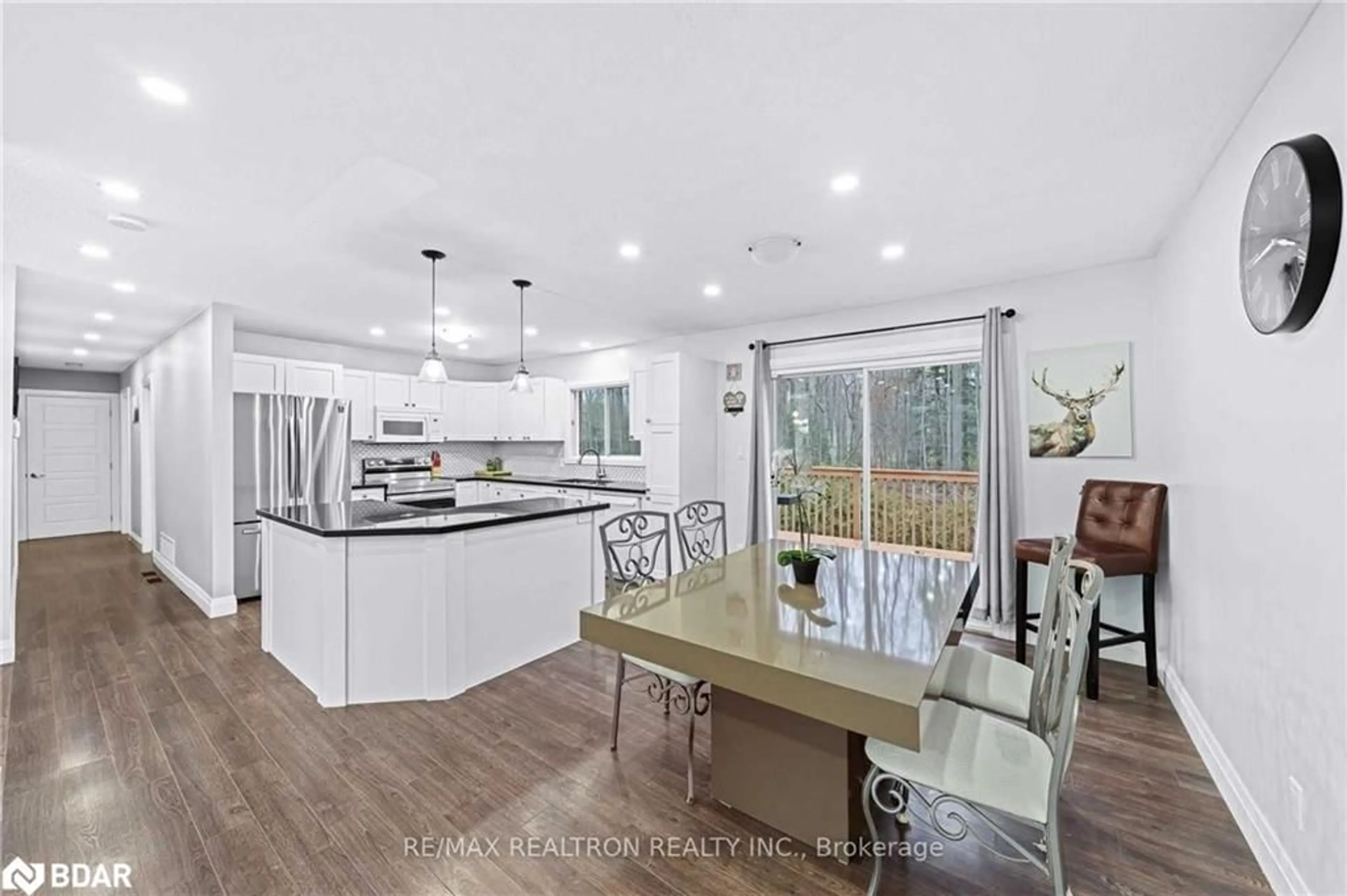 Open concept kitchen for 40 Rue Vanier, Tiny Ontario L9M 0J2