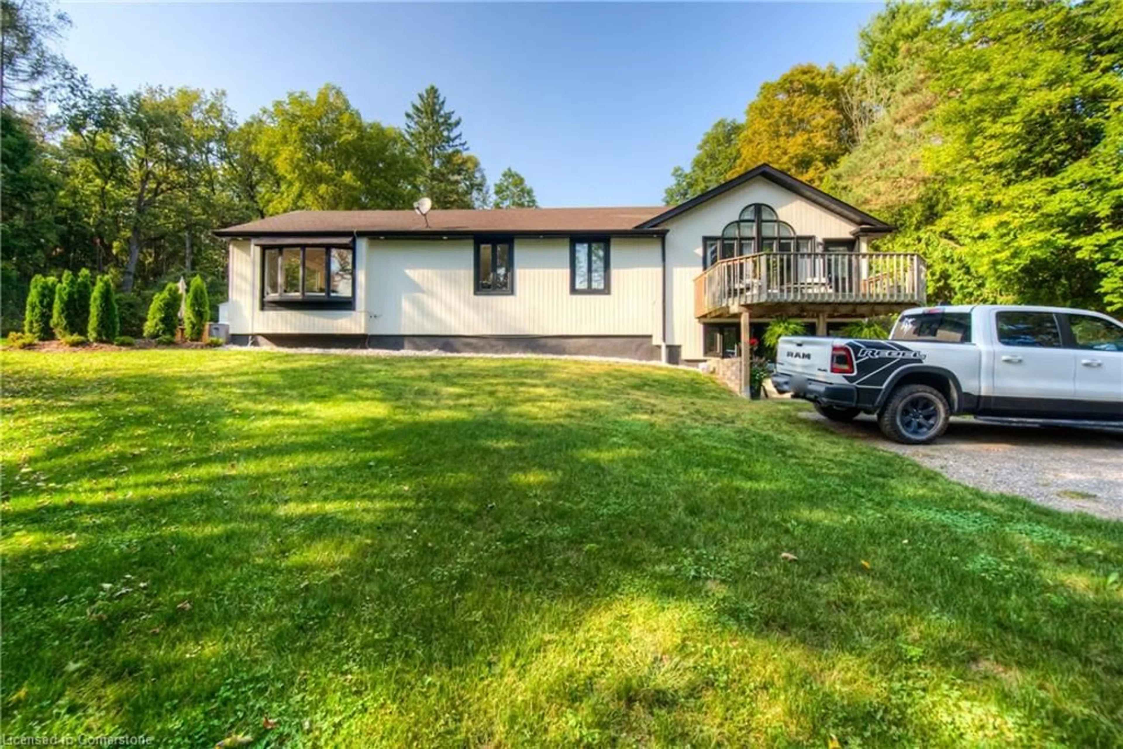 Frontside or backside of a home, cottage for 1095 Governors Rd, Dundas Ontario L9H 5E3