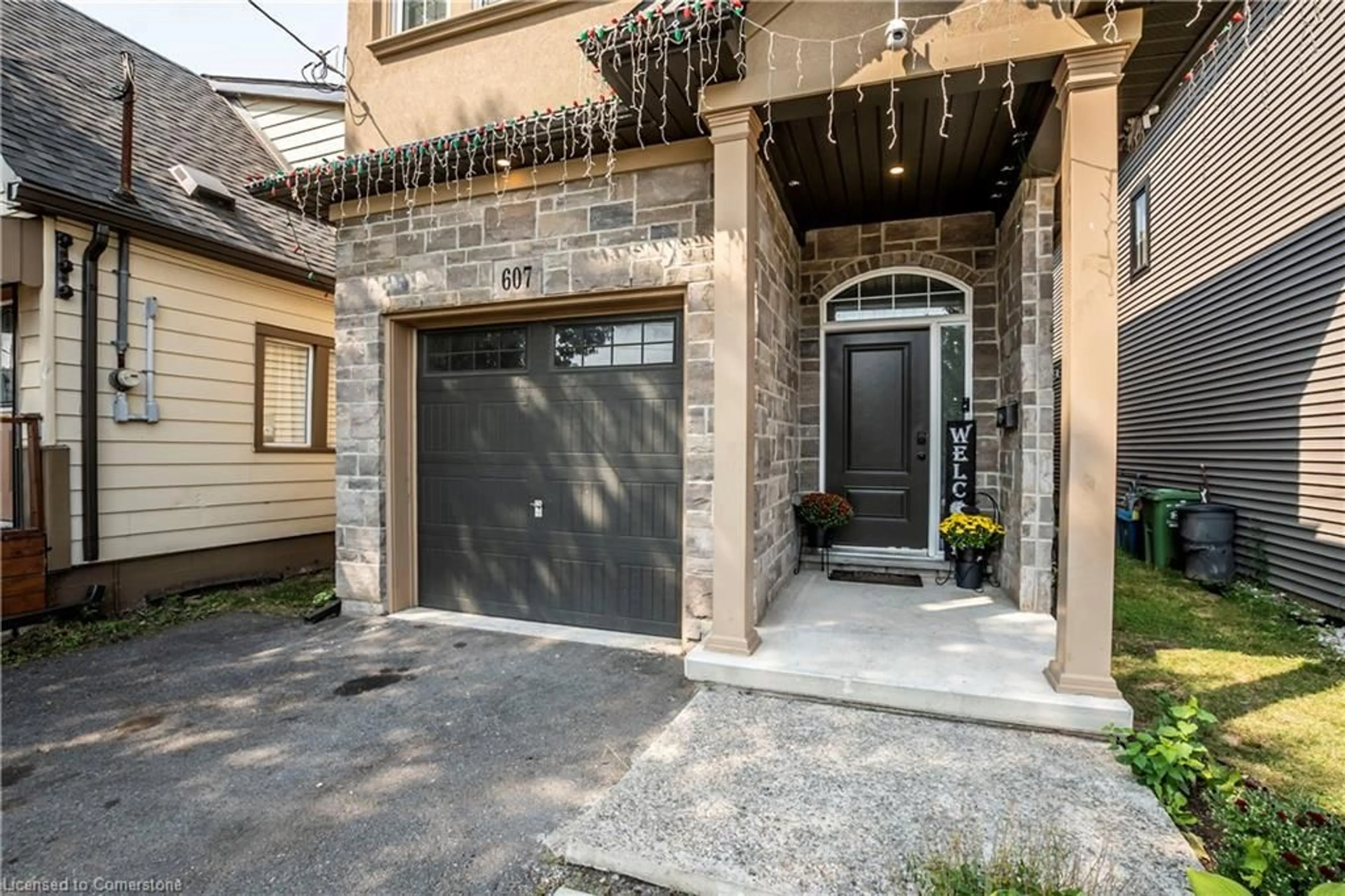 Indoor entryway for 607 Knox Ave, Hamilton Ontario L8H 6K2