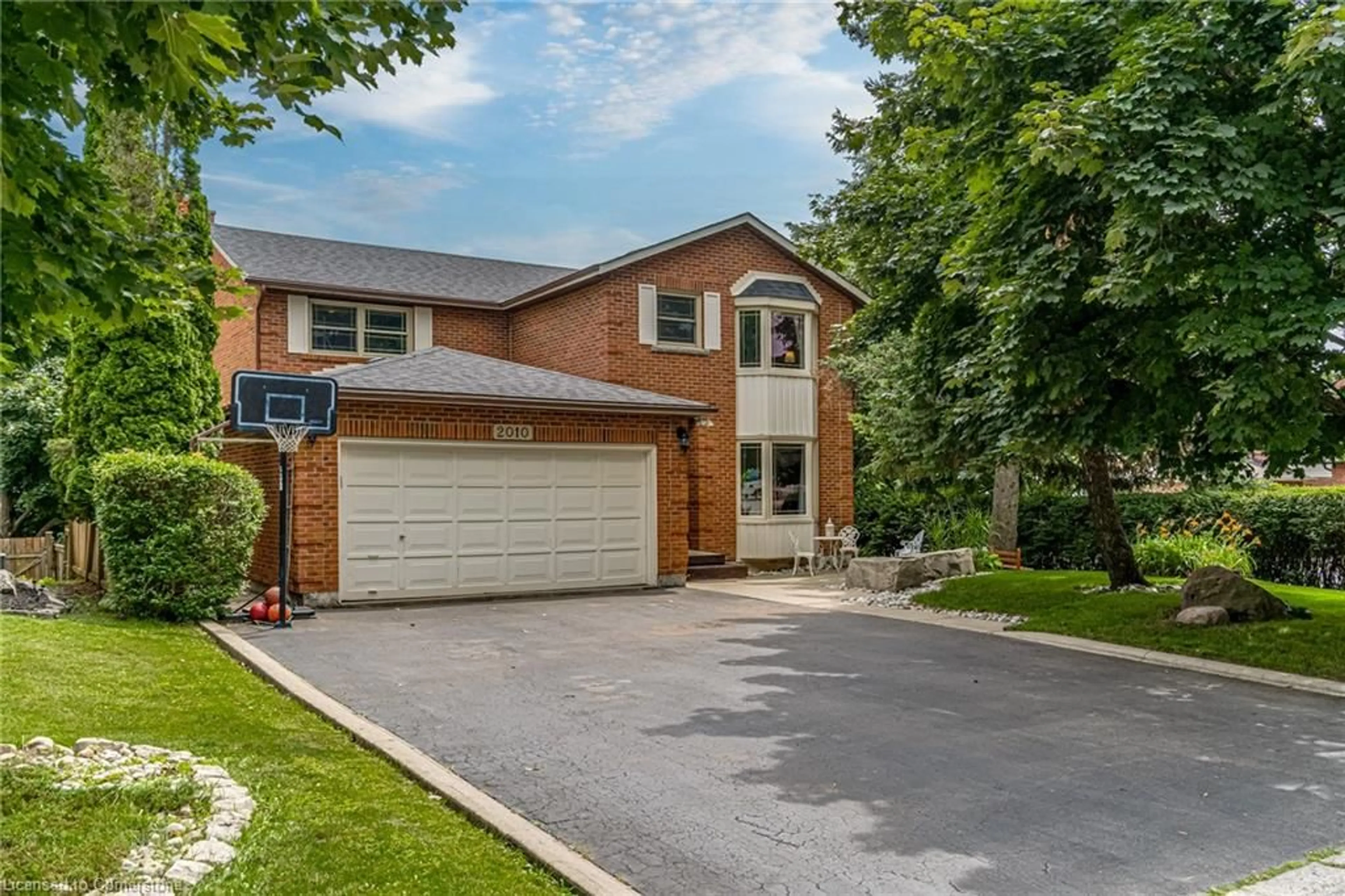 Home with brick exterior material for 2010 Keller Crt, Burlington Ontario L7P 4N4