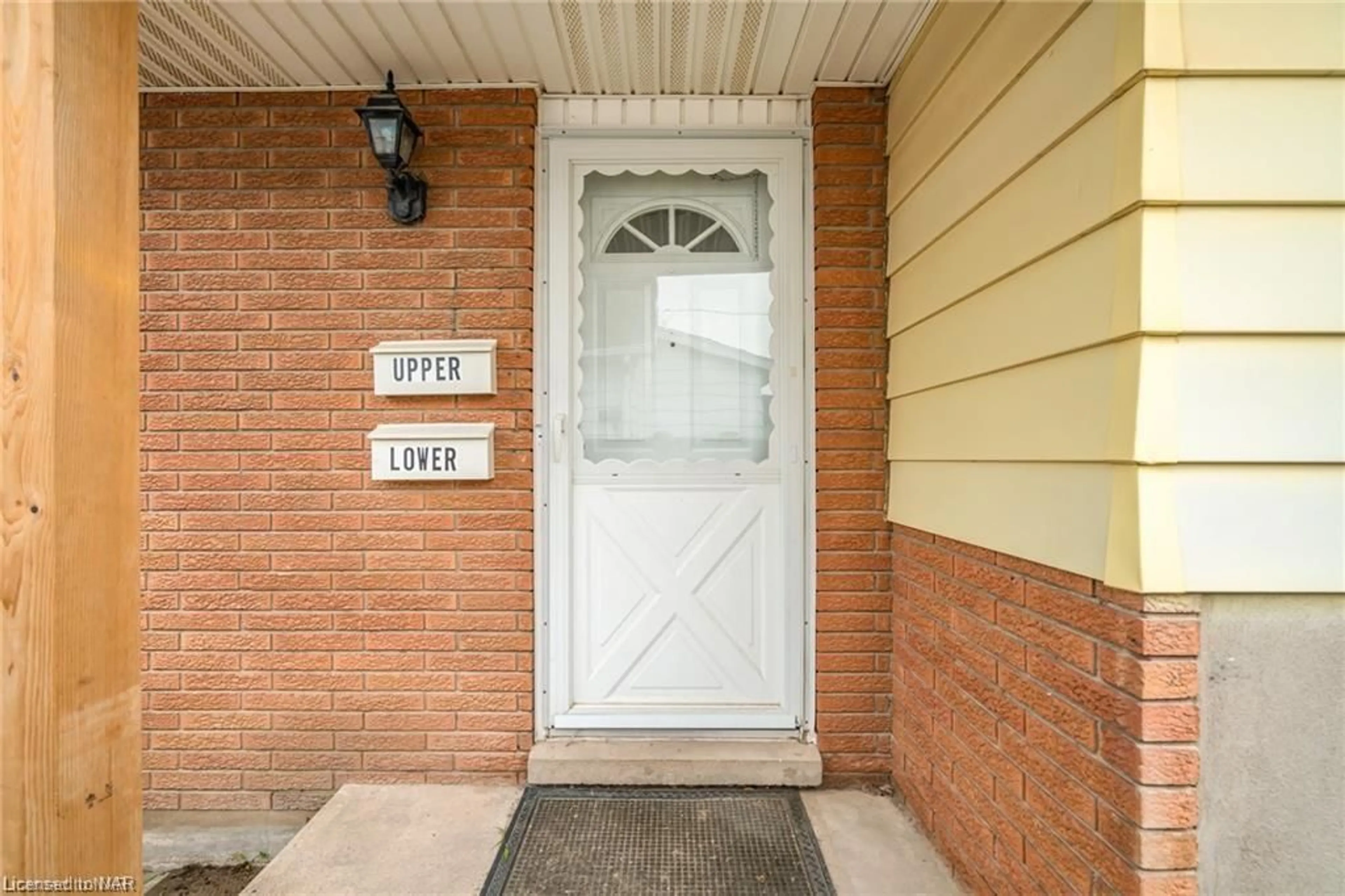 Indoor entryway, wood floors for 20 Patricia Ave, Welland Ontario L3C 1E8