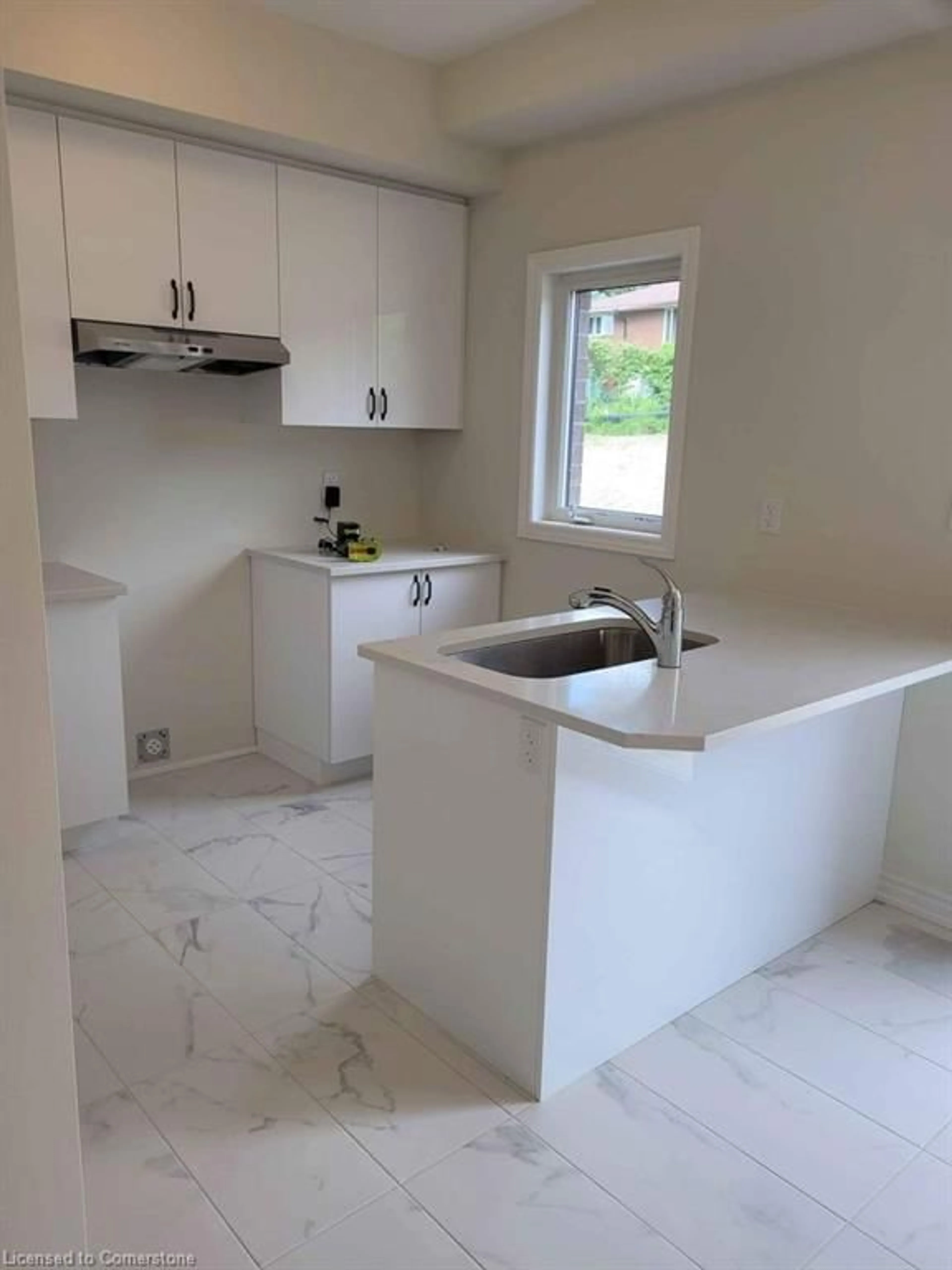 Open concept kitchen for 620 Colborne St #18, Brantford Ontario N3T 1K5