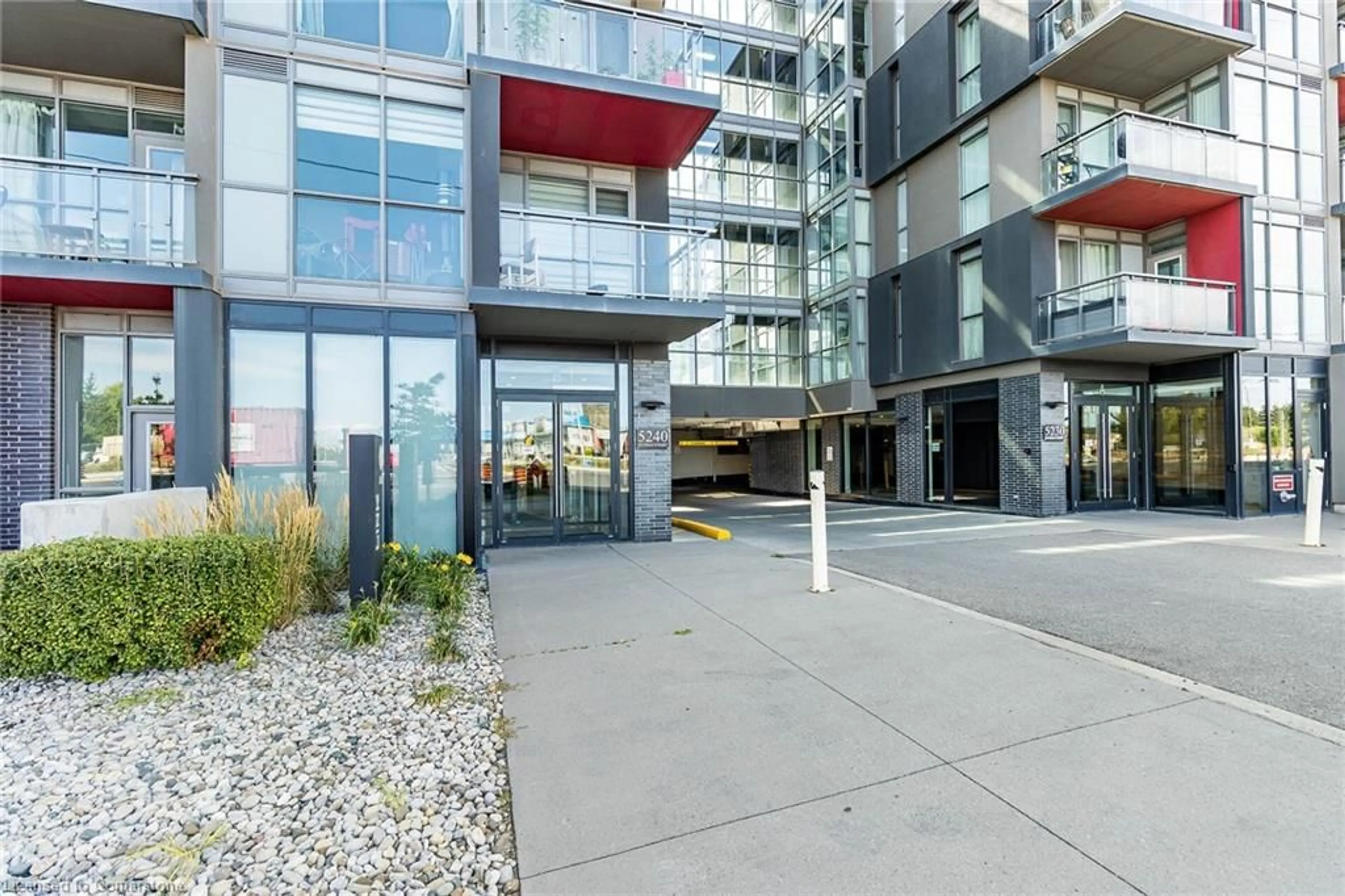 Indoor foyer, cement floor for 5240 Dundas St #B414, Burlington Ontario L7L 0J6