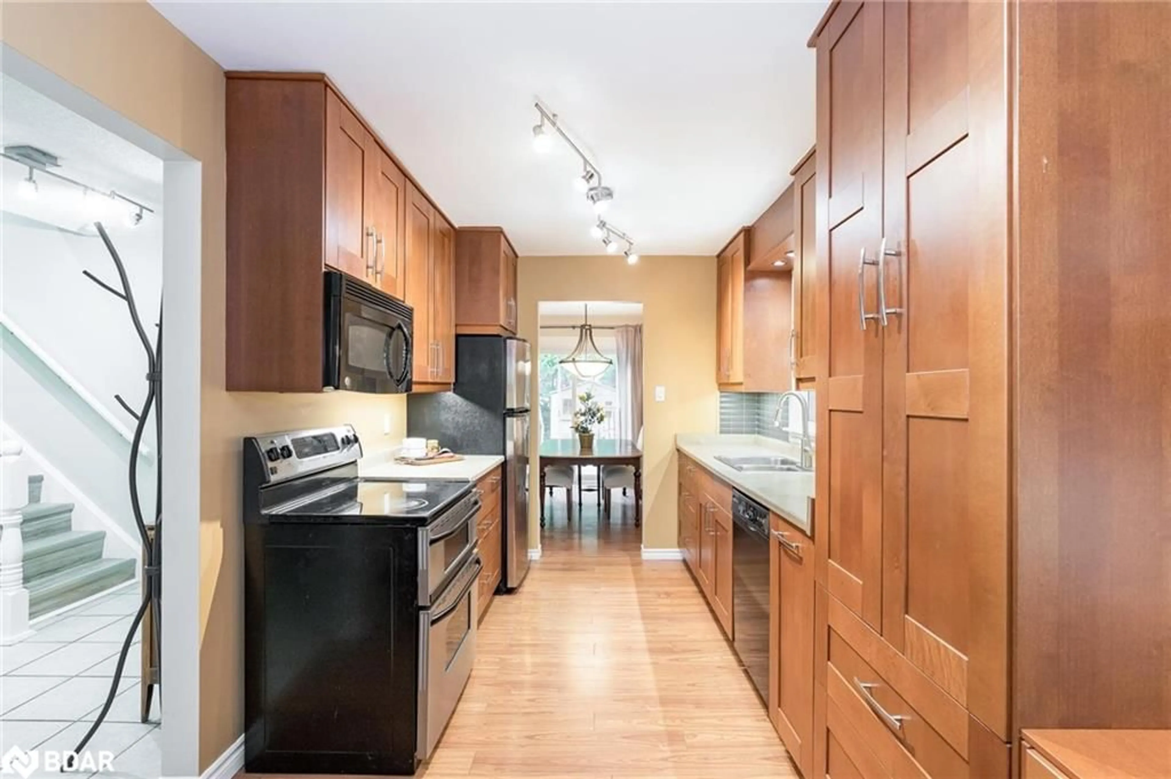 Standard kitchen for 173 Toronto St, Barrie Ontario L4N 1V6