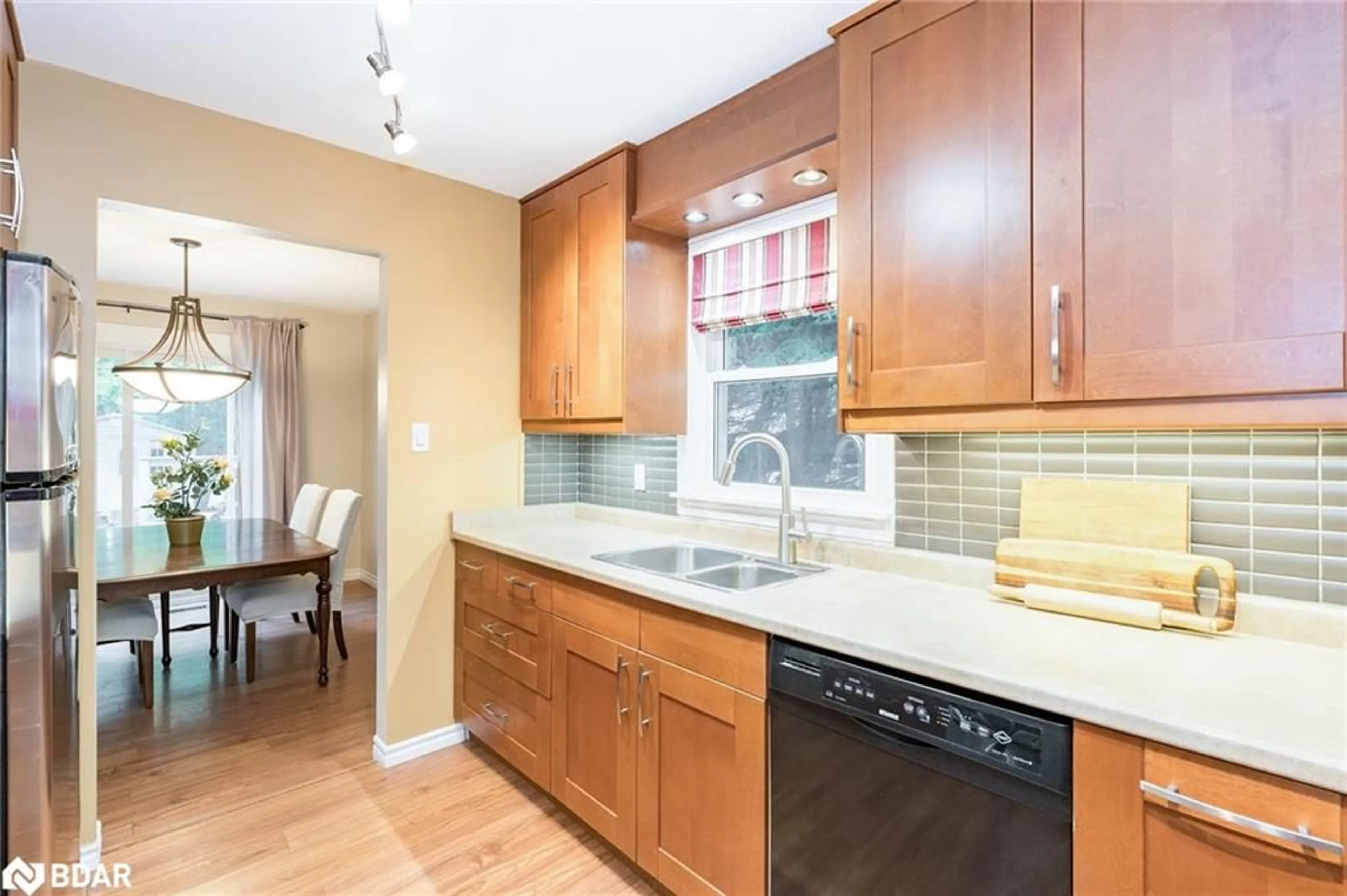 Standard kitchen for 173 Toronto St, Barrie Ontario L4N 1V6