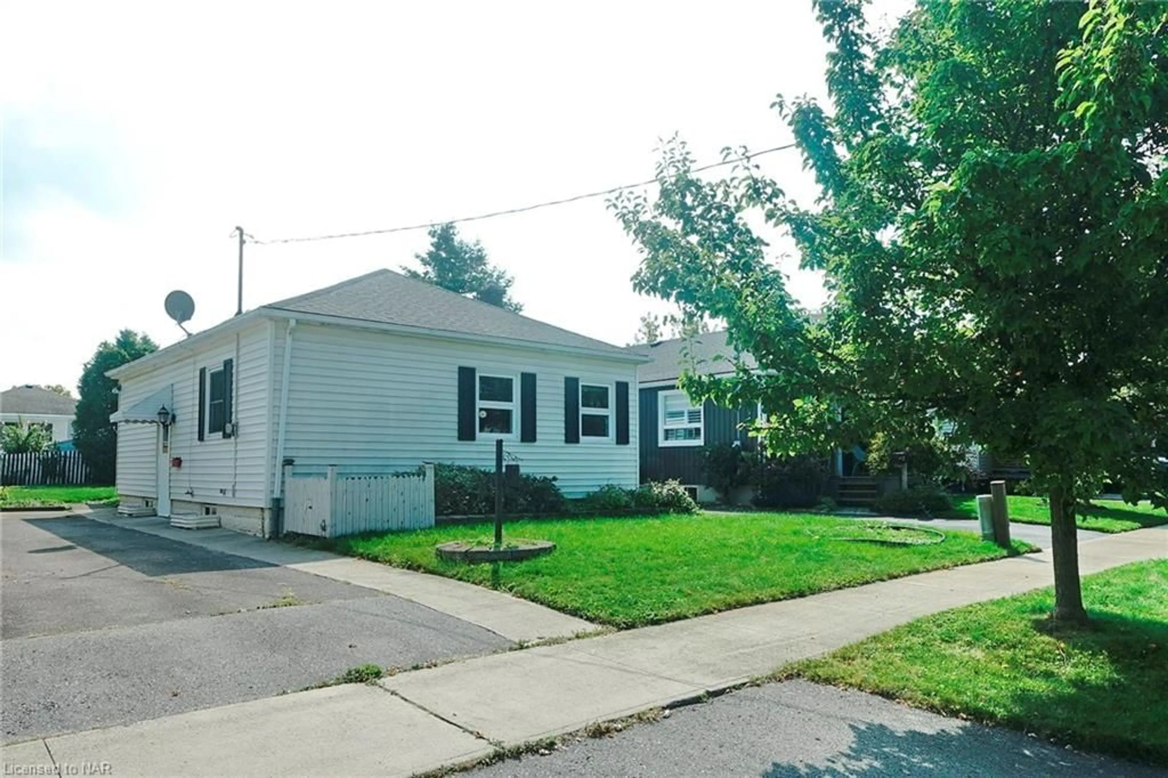 Frontside or backside of a home, the street view for 27 Barton St, St. Catharines Ontario L2S 2W2