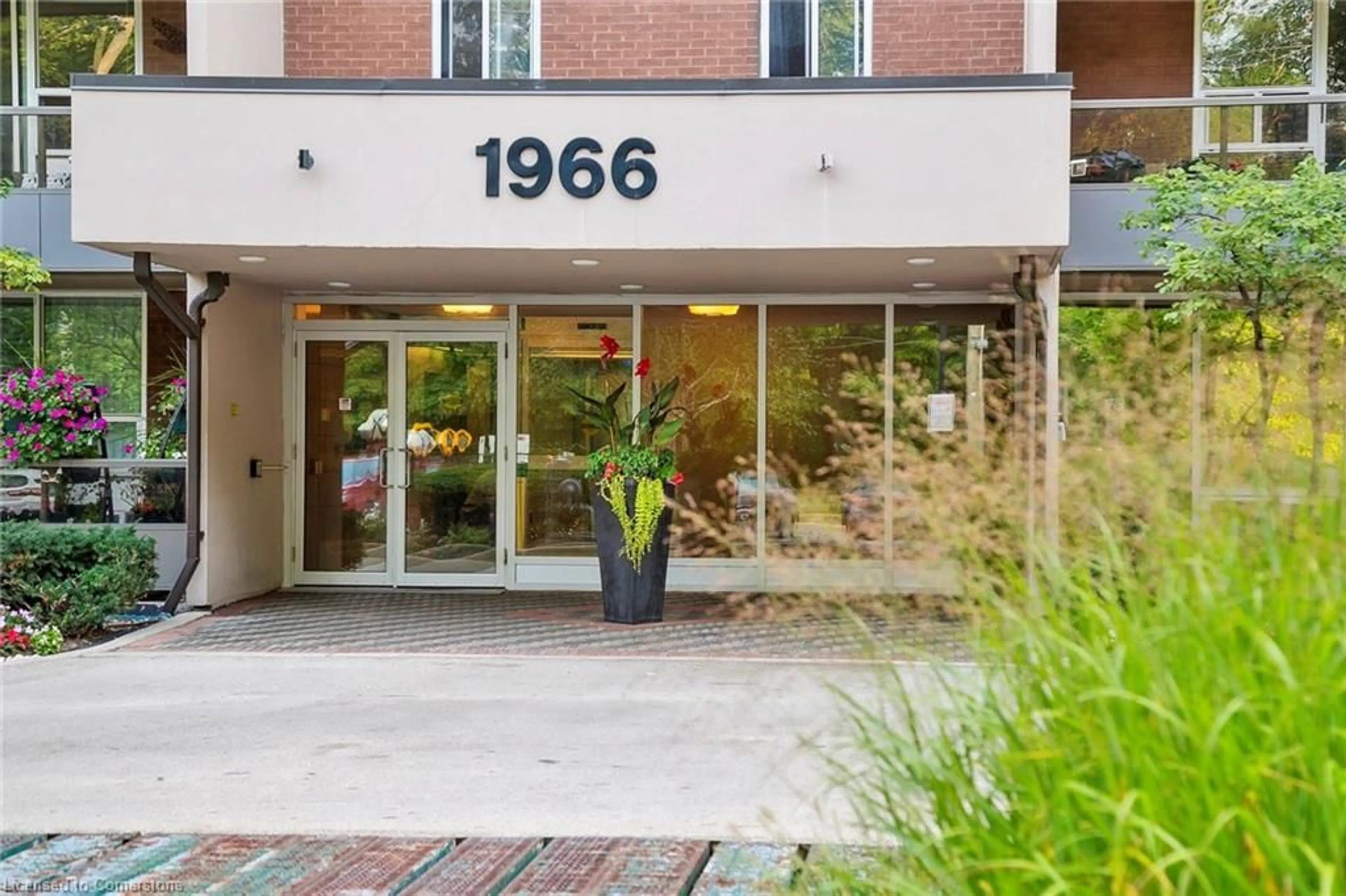 Indoor foyer for 1966 Main Street #1508, Hamilton Ontario L8S 1J6