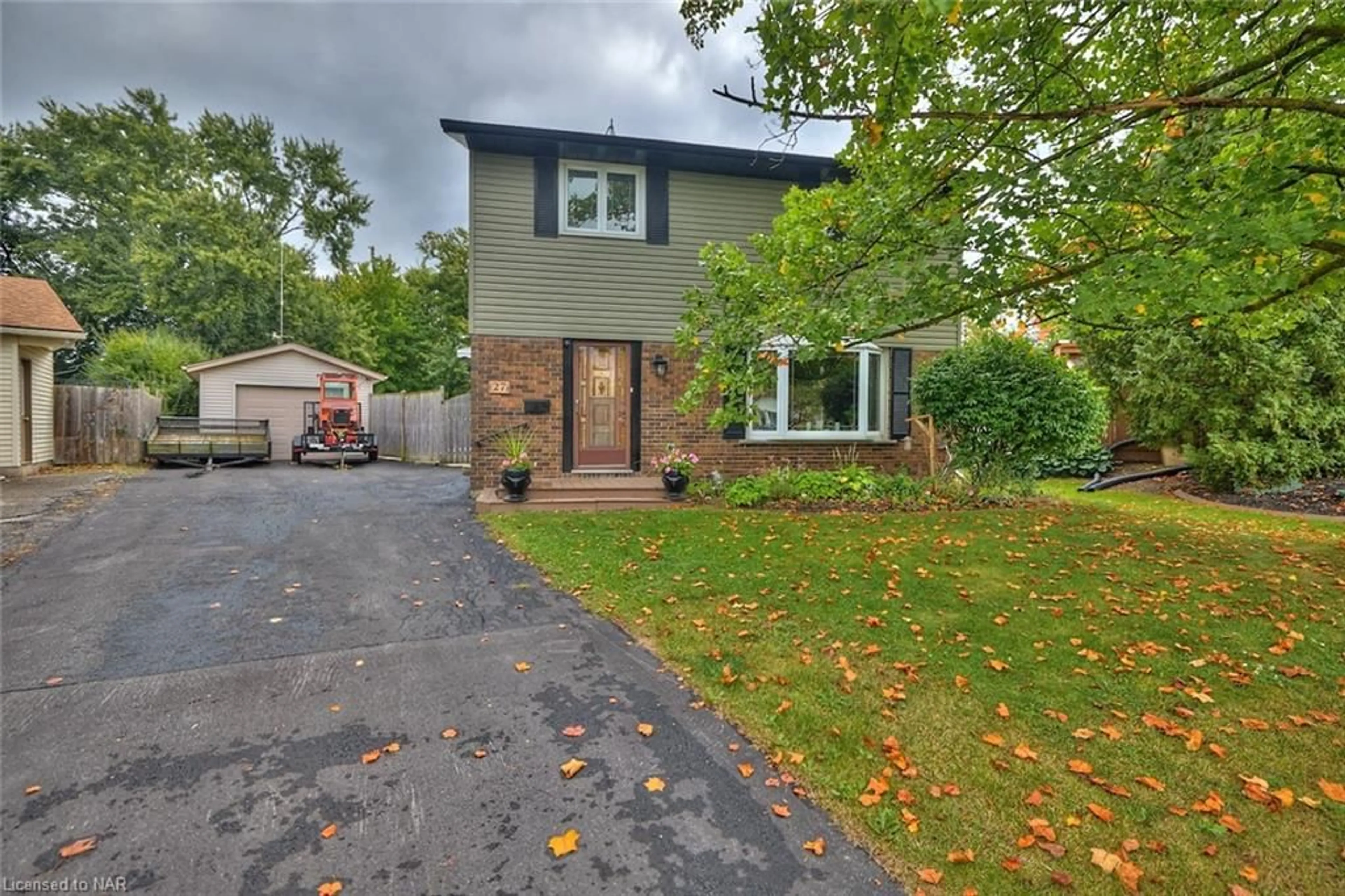 A pic from exterior of the house or condo, the street view for 27 Meadowvale Pl, Welland Ontario L3C 6A8