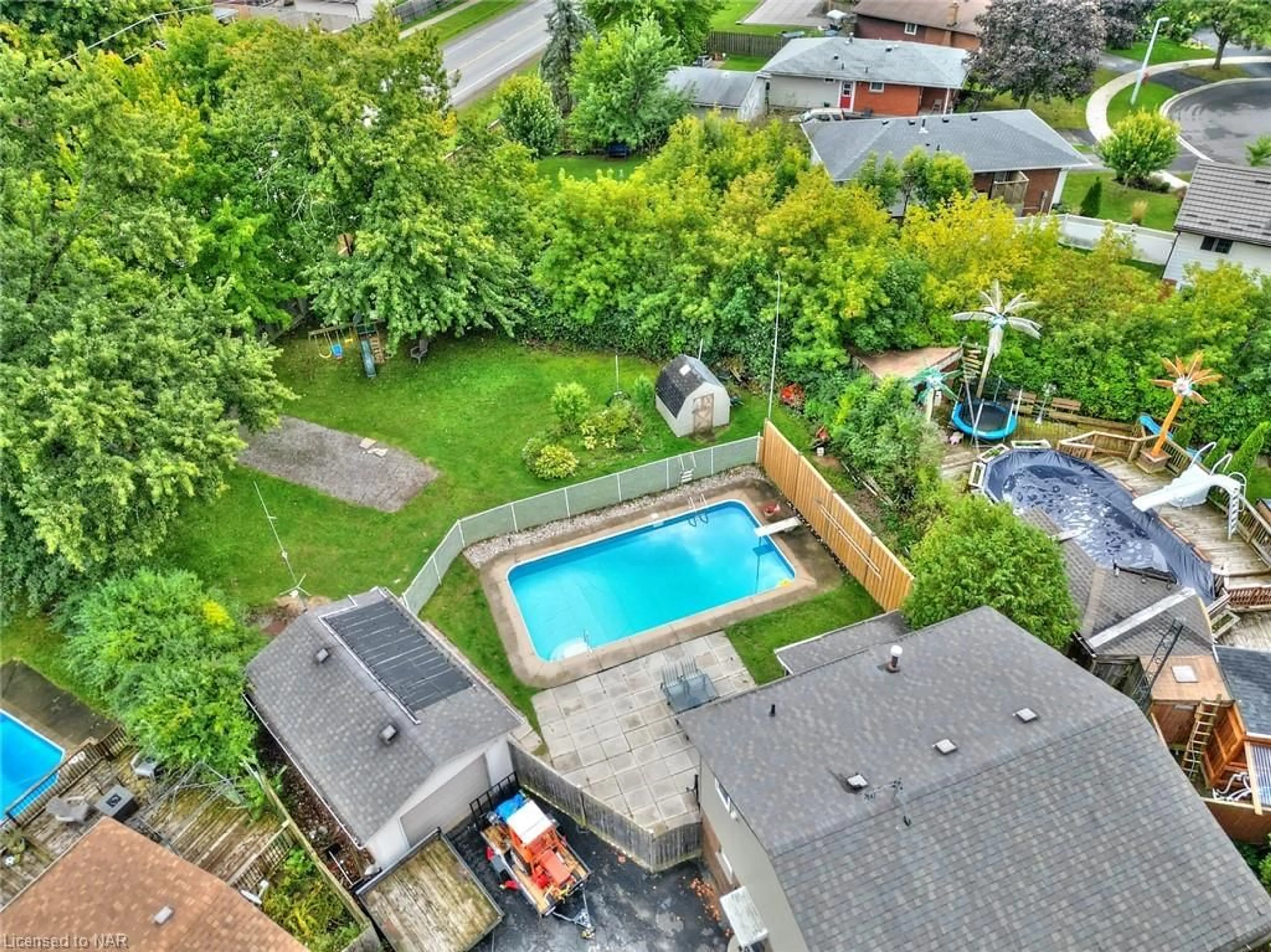 Indoor or outdoor pool for 27 Meadowvale Pl, Welland Ontario L3C 6A8