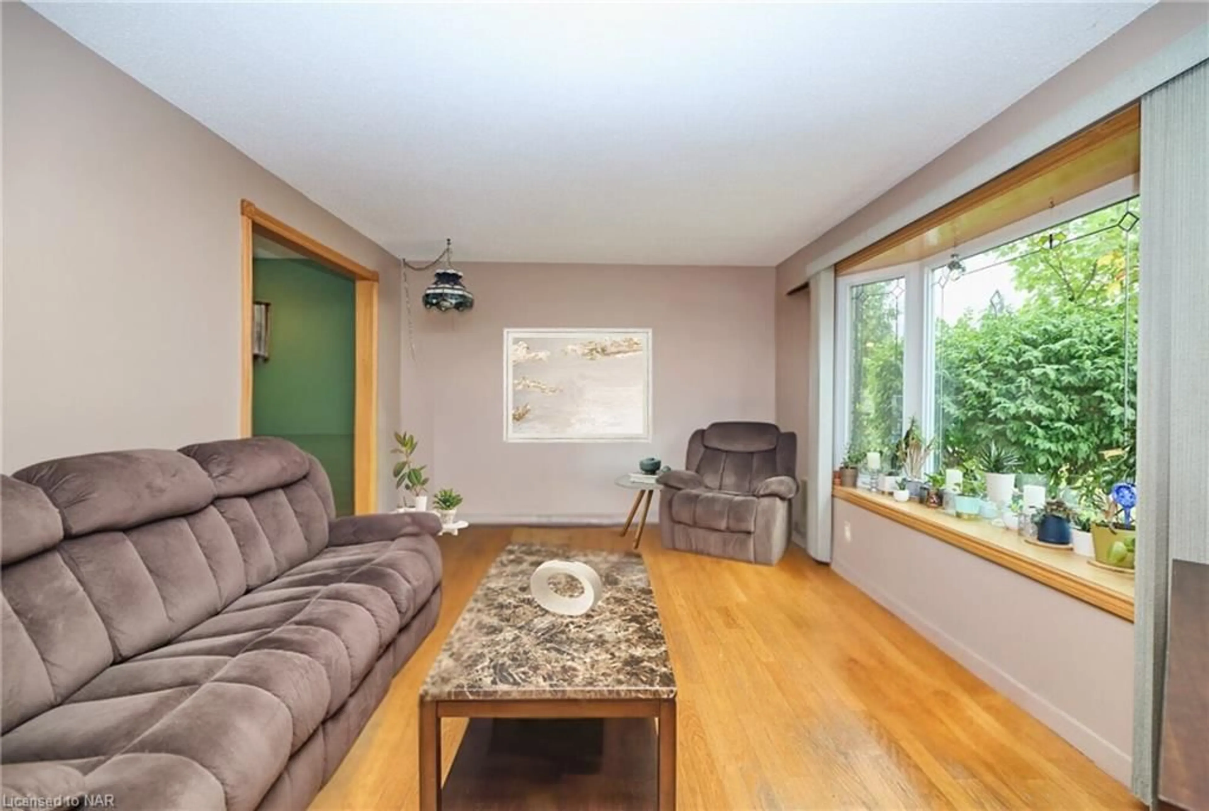 Living room, wood floors for 27 Meadowvale Pl, Welland Ontario L3C 6A8