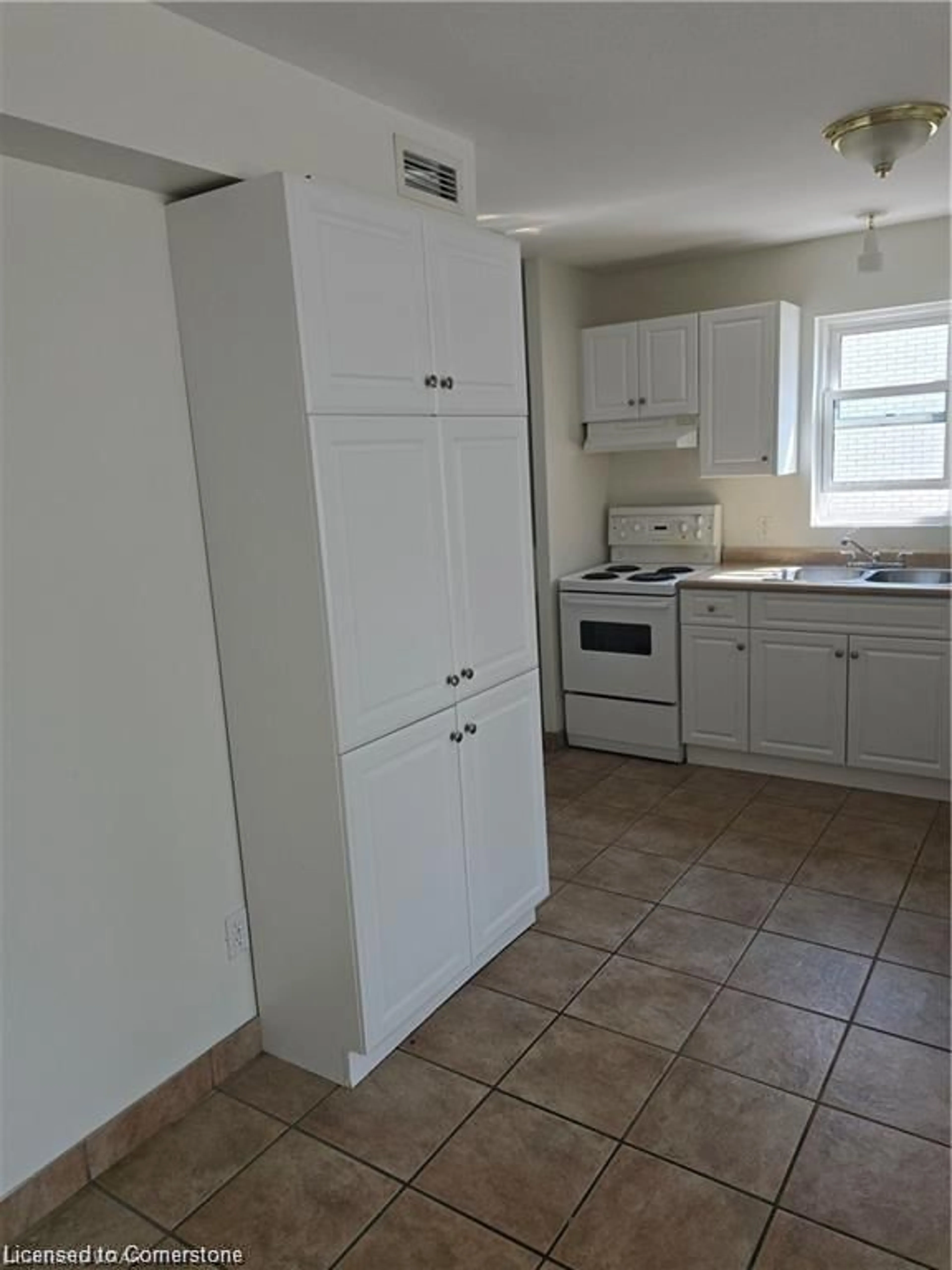 Standard kitchen, unknown floor, cottage for 14 Columbia St, Waterloo Ontario N2L 3K3