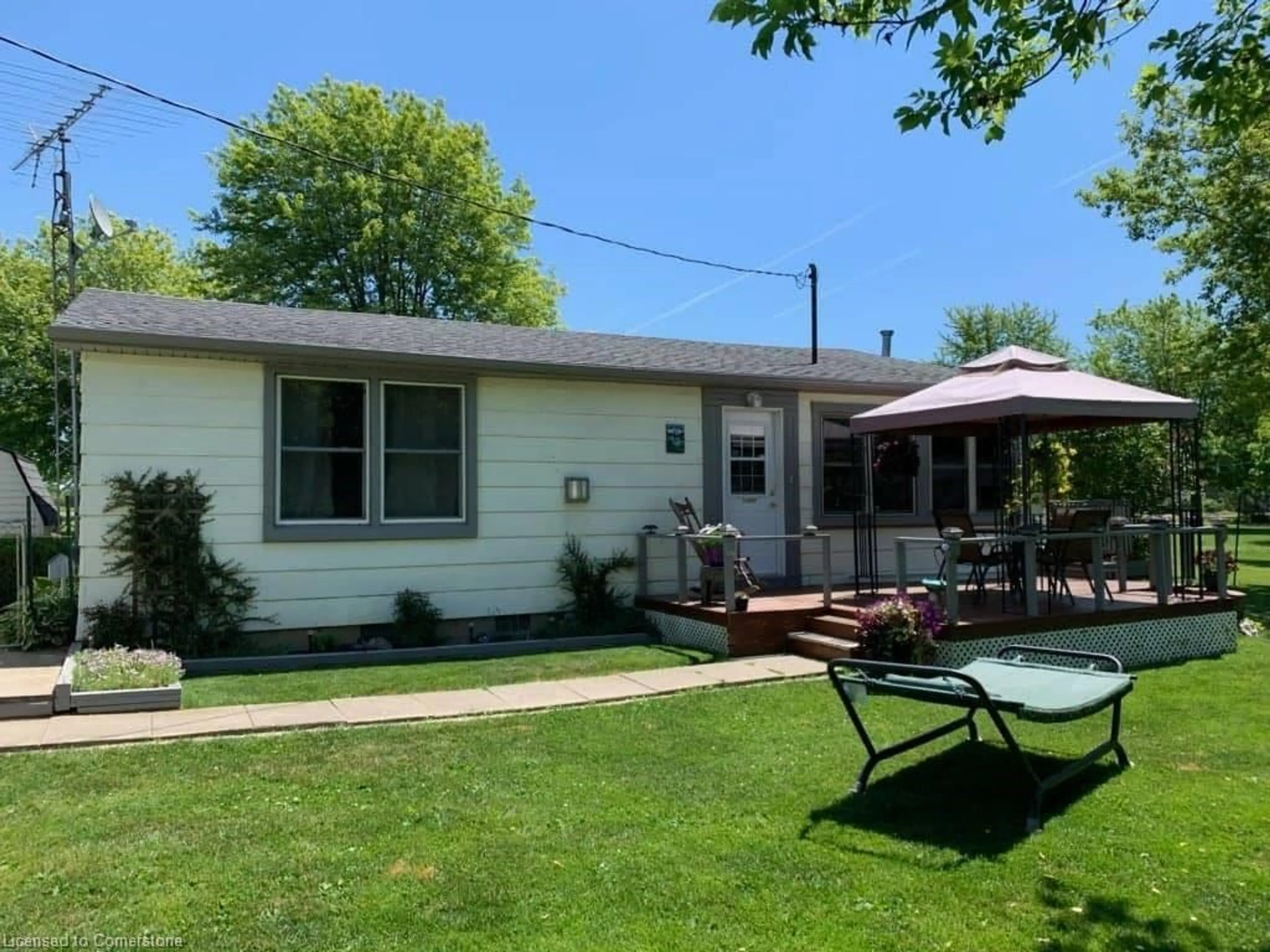 Frontside or backside of a home, cottage for 576 Lakeshore Rd, Selkirk Ontario N0A 1P0