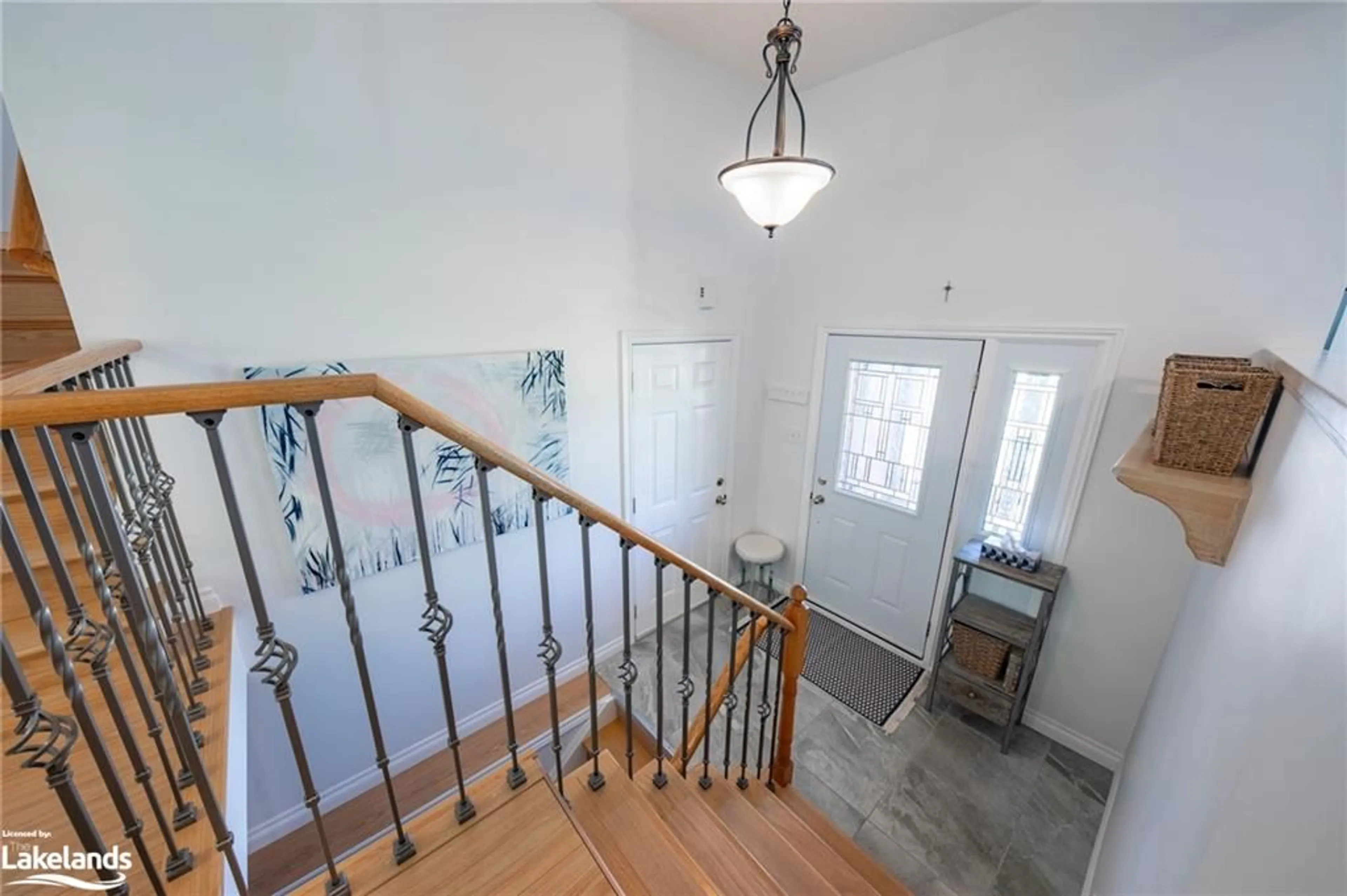 Indoor foyer, wood floors for 160 Griffin St, Midland Ontario L4R 5A7